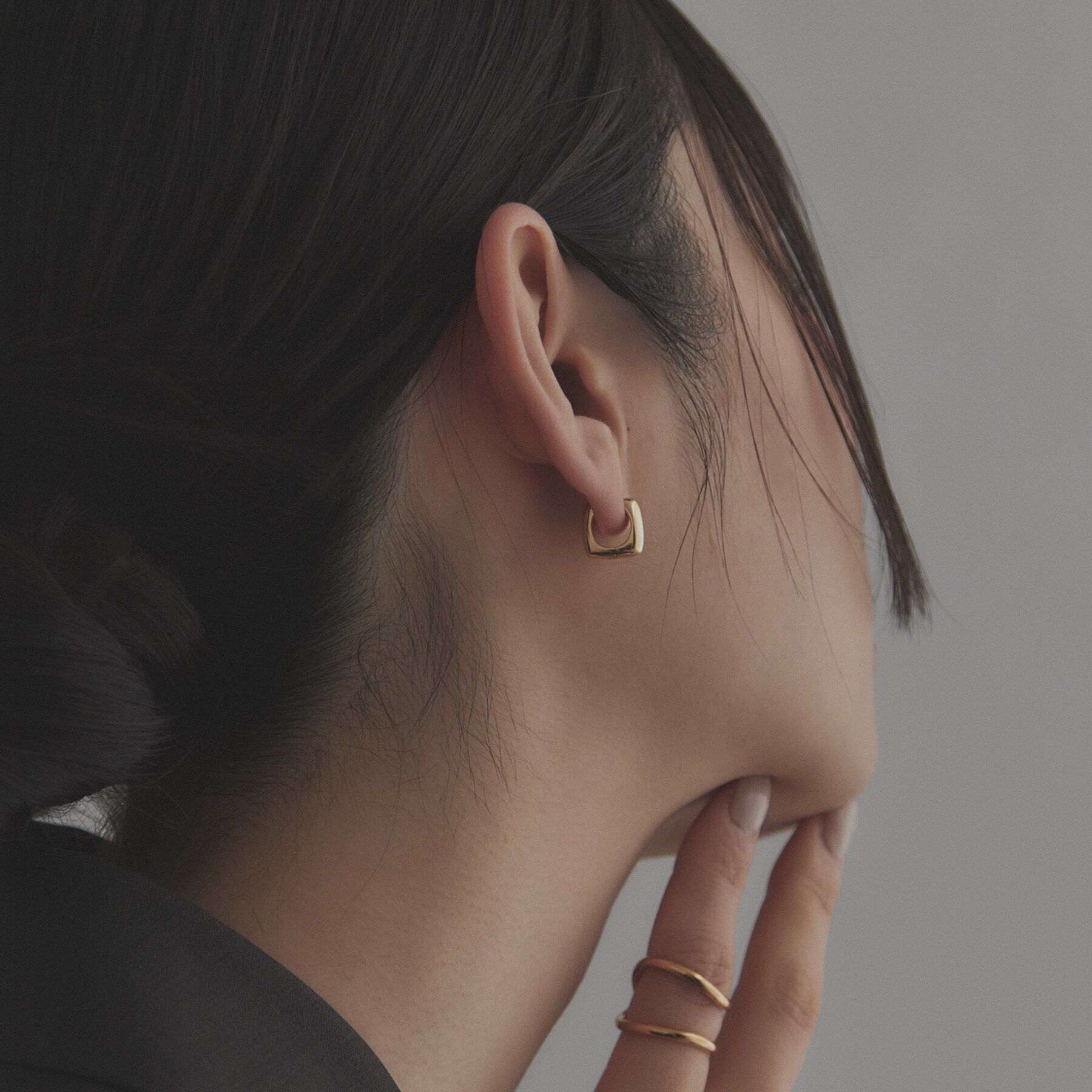 COCOSHNIK ONKITSCH「シルバー ハギーフープ スクエアピアス GP」|ピアス|