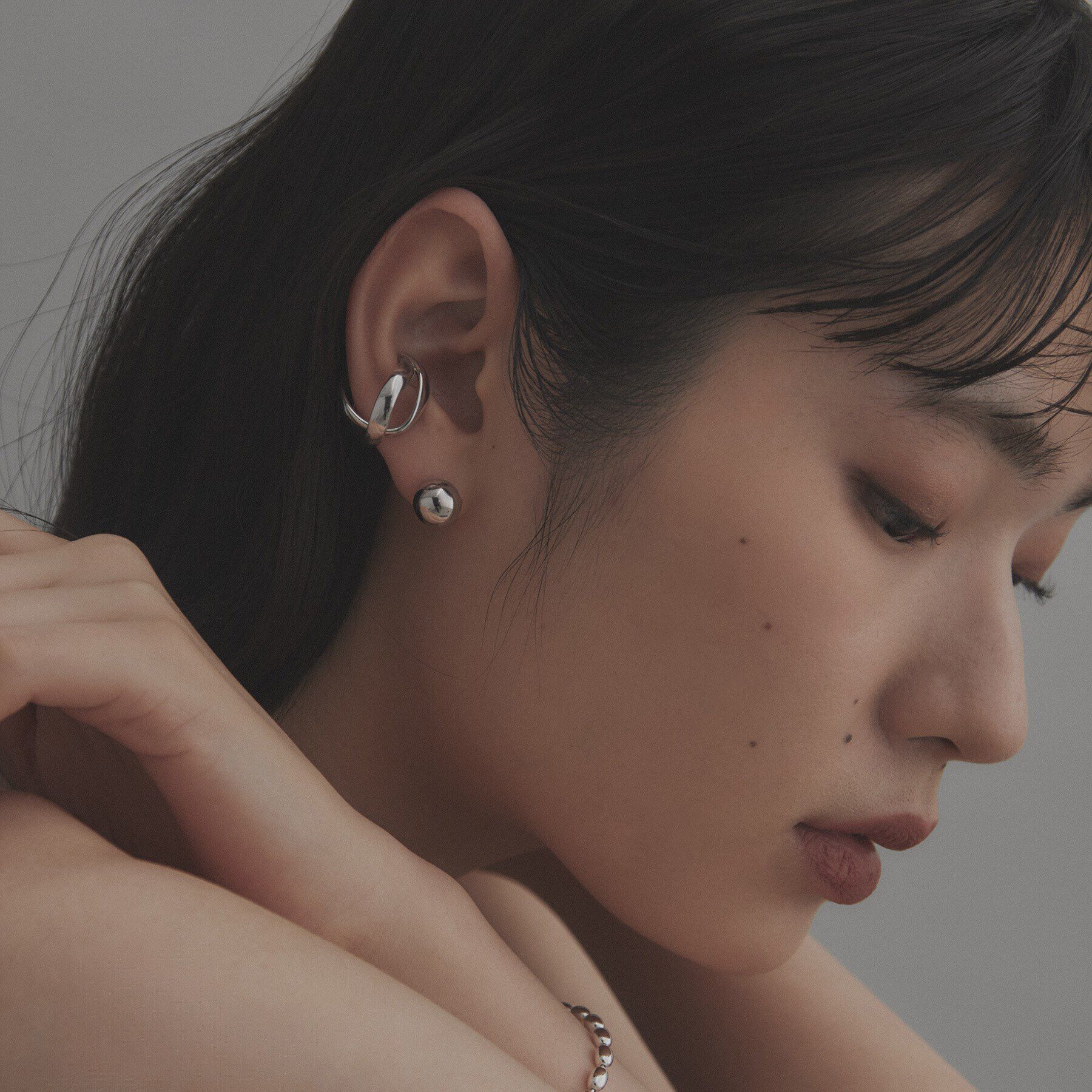 COCOSHNIK ONKITSCH「シルバー ホロウイヤーカフ クロスフープ」|イヤリング|