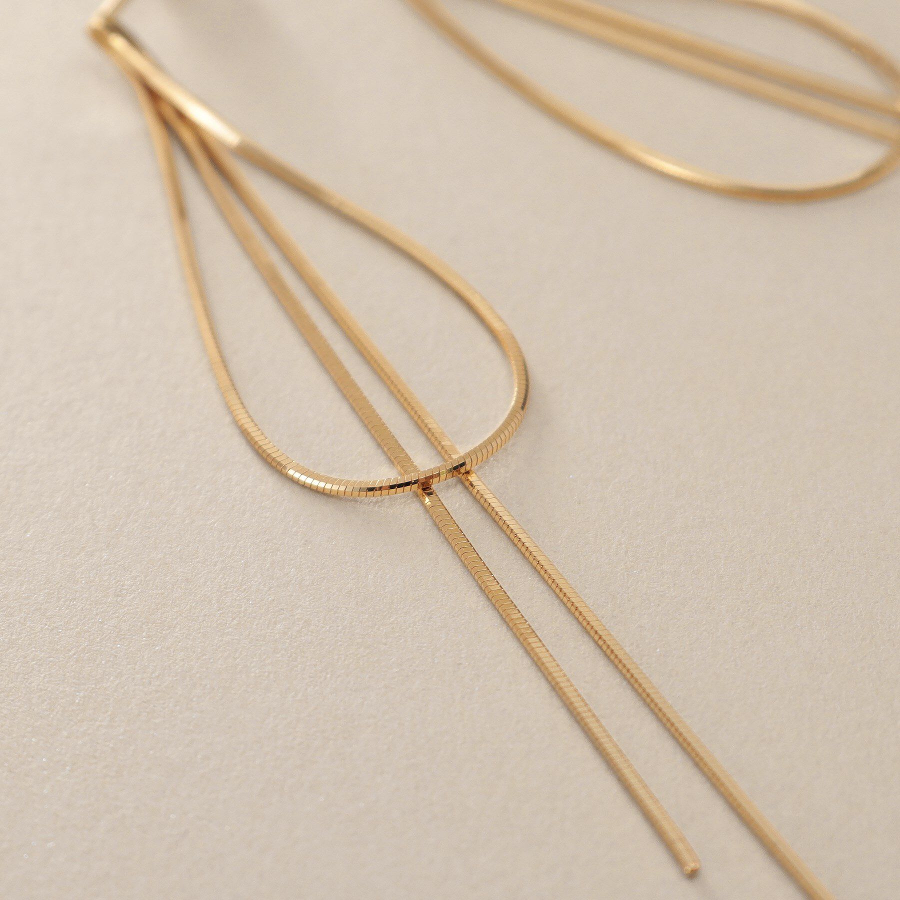 COCOSHNIK「K10コンパクトリボンフリンジ スタッドピアス」|ピアス|