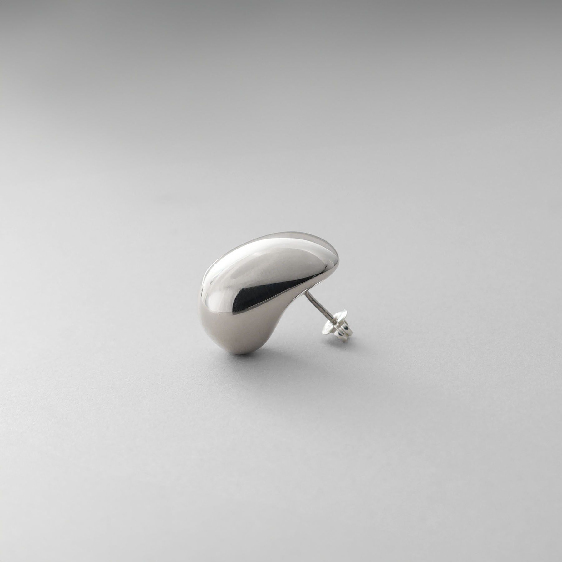 COCOSHNIK ONKITSCH「シルバー ホロウピアス ロングクッションシェイプ」|ピアス|