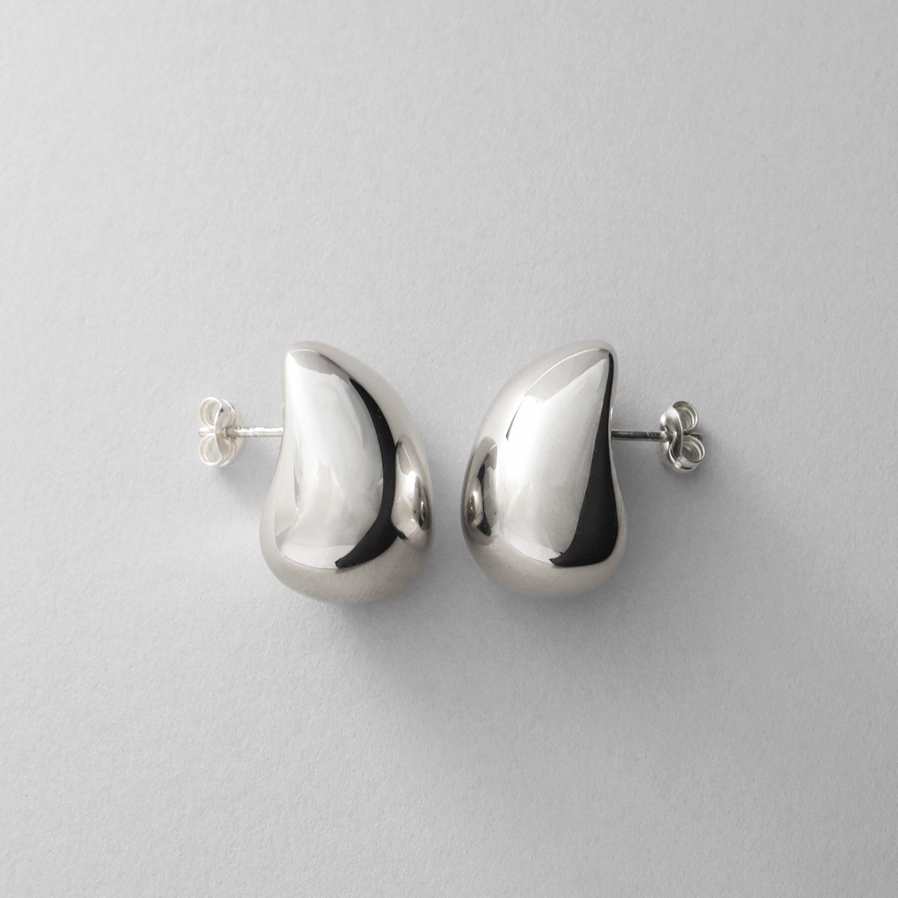 COCOSHNIK ONKITSCH「シルバー ホロウピアス ロングクッションシェイプ」|ピアス|