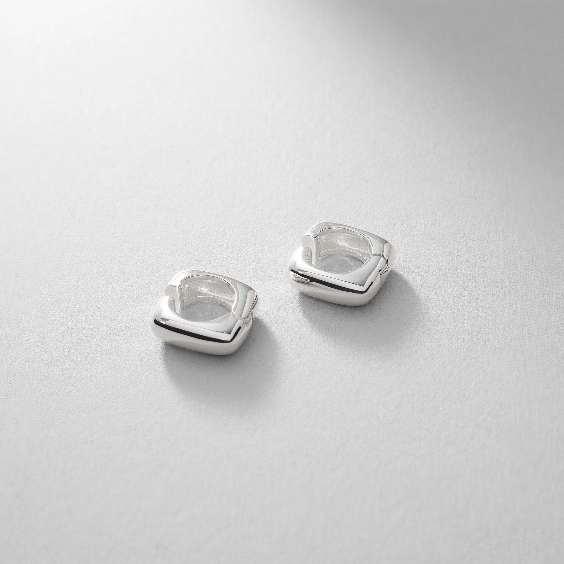 COCOSHNIK ONKITSCH「シルバー ハギーイヤリング スクエア」|イヤリング|