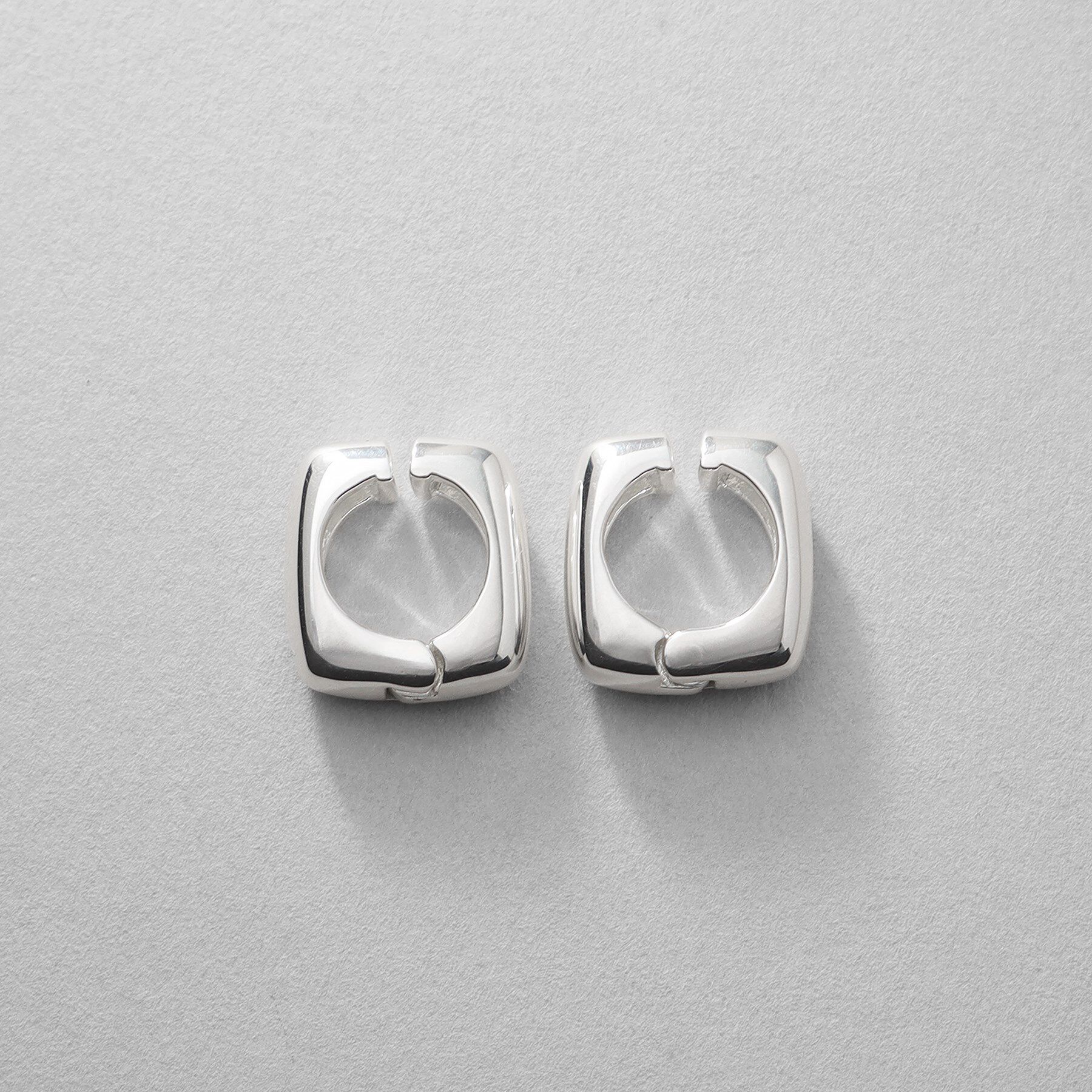 COCOSHNIK ONKITSCH「シルバー ハギーイヤリング スクエア」|イヤリング|