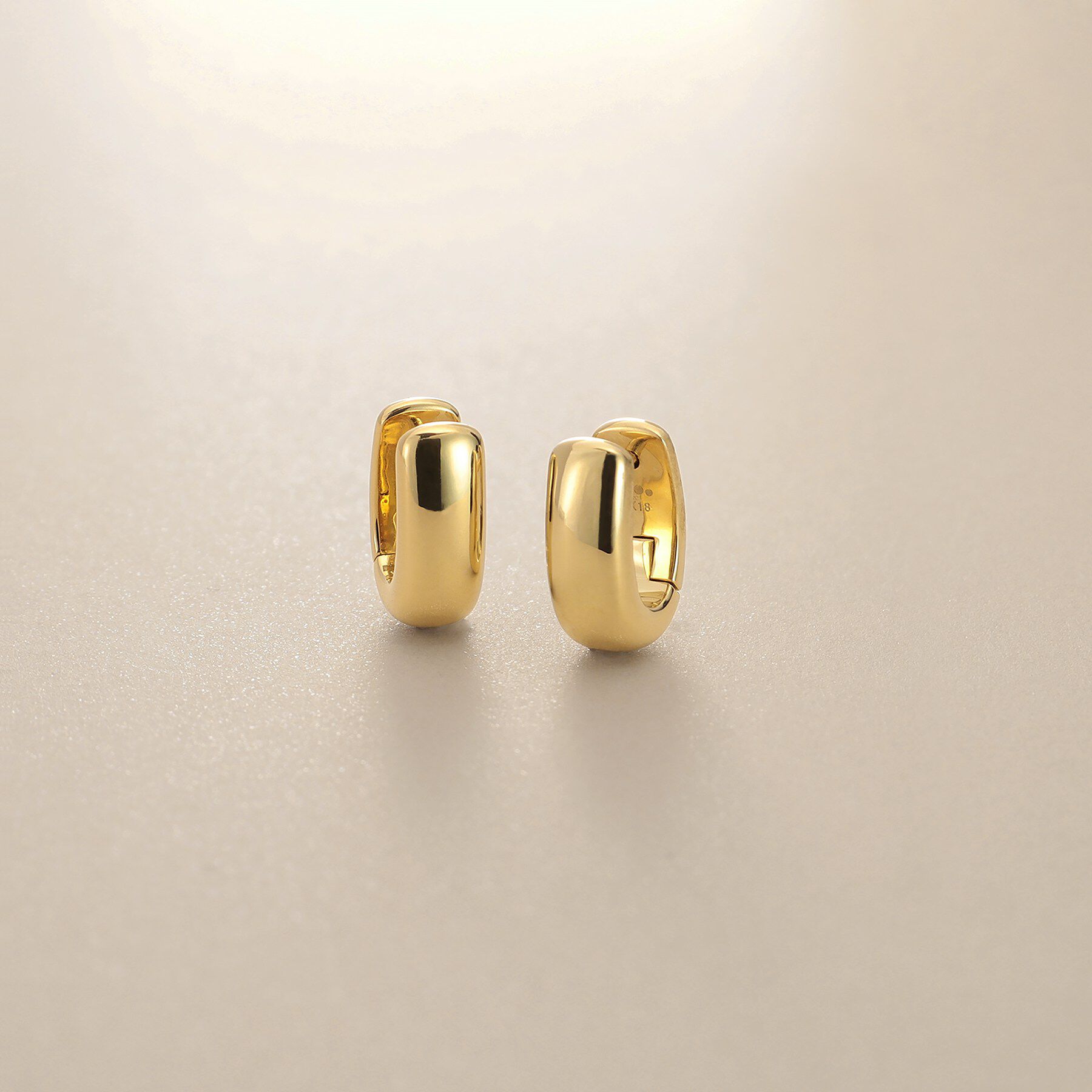 COCOSHNIK「K18中空甲丸 中折れピアス」|ピアス|イエローゴールド(1