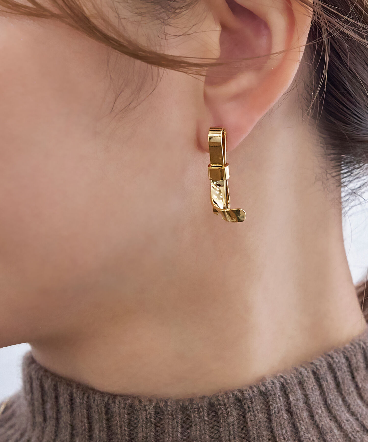 Phoebe「ニュアンスリボンピアス　ゴールド」|ピアス|