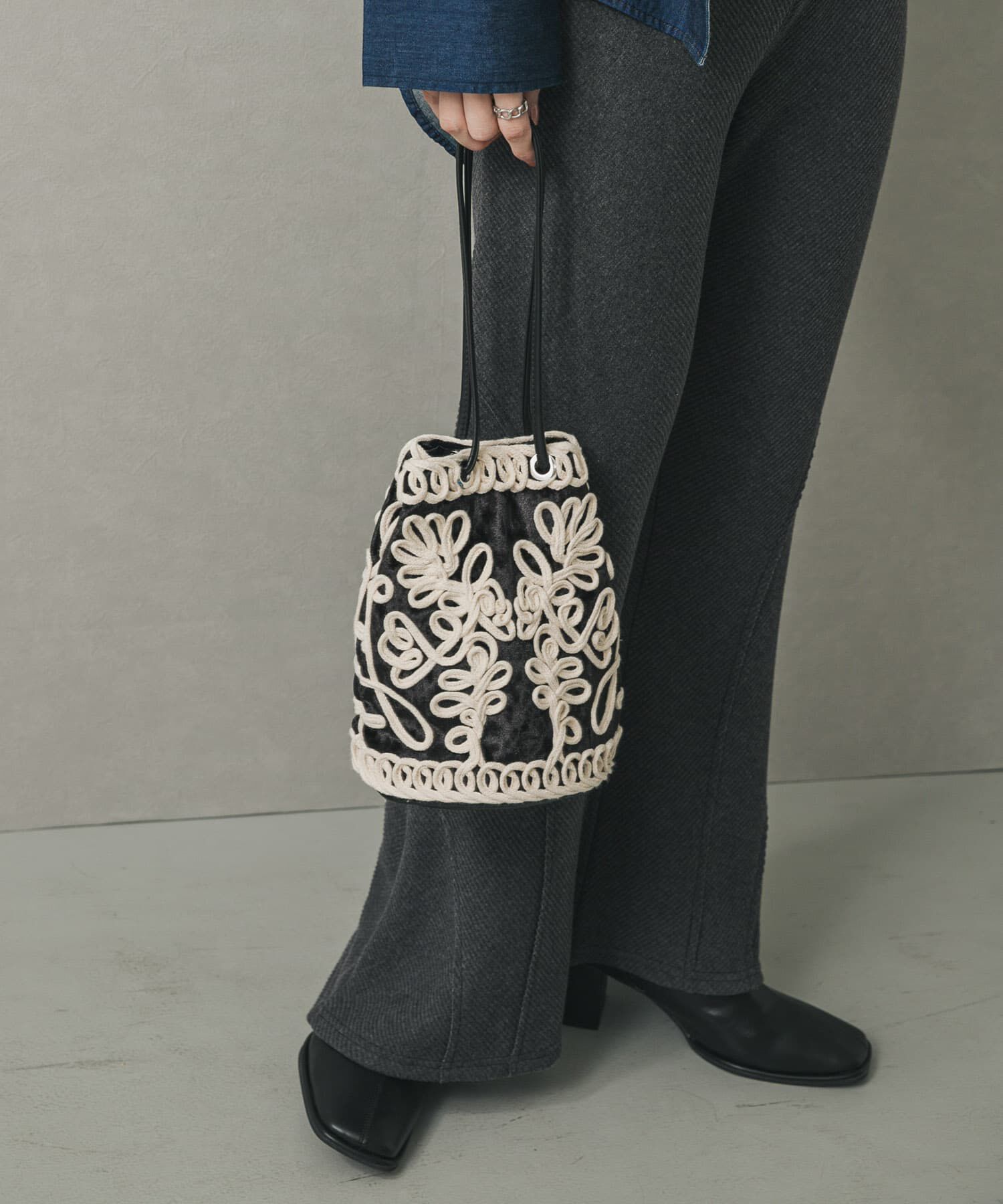 SENSE OF PLACE by URBAN RESEARCH「コードシシュウベロアバッグ」|ハンドバッグ|ブラック