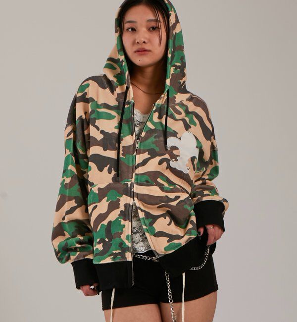  「【UNISEX】KOOKY'Nカモ柄ワッフルユリ紋章スタッズジップパーカー」|パーカー|