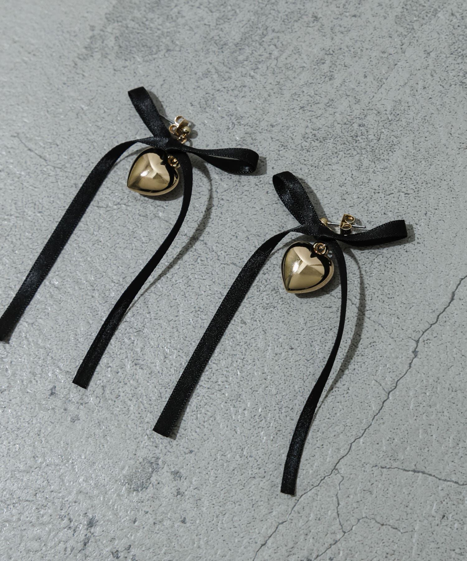 SMELLY「サテンリボンハートピアス」|ピアス|ゴールド系その他