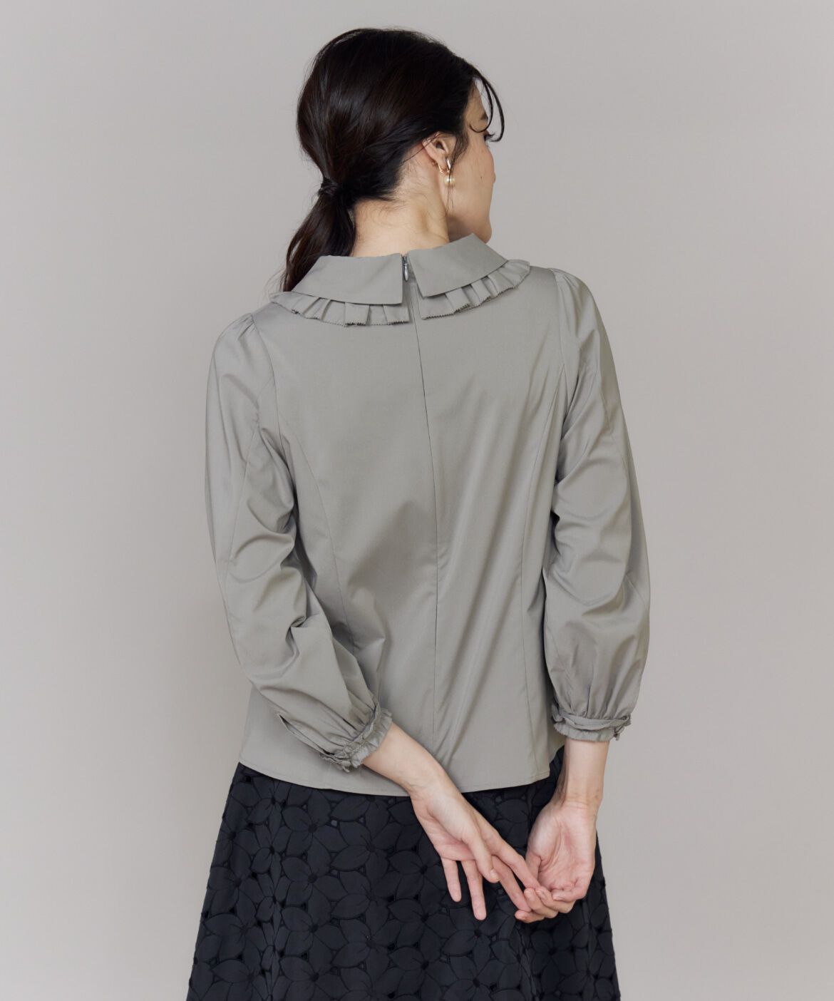 Maglie le cassetto「シルキーストレッチ衿フリルブラウス」|シャツ・ブラウス|