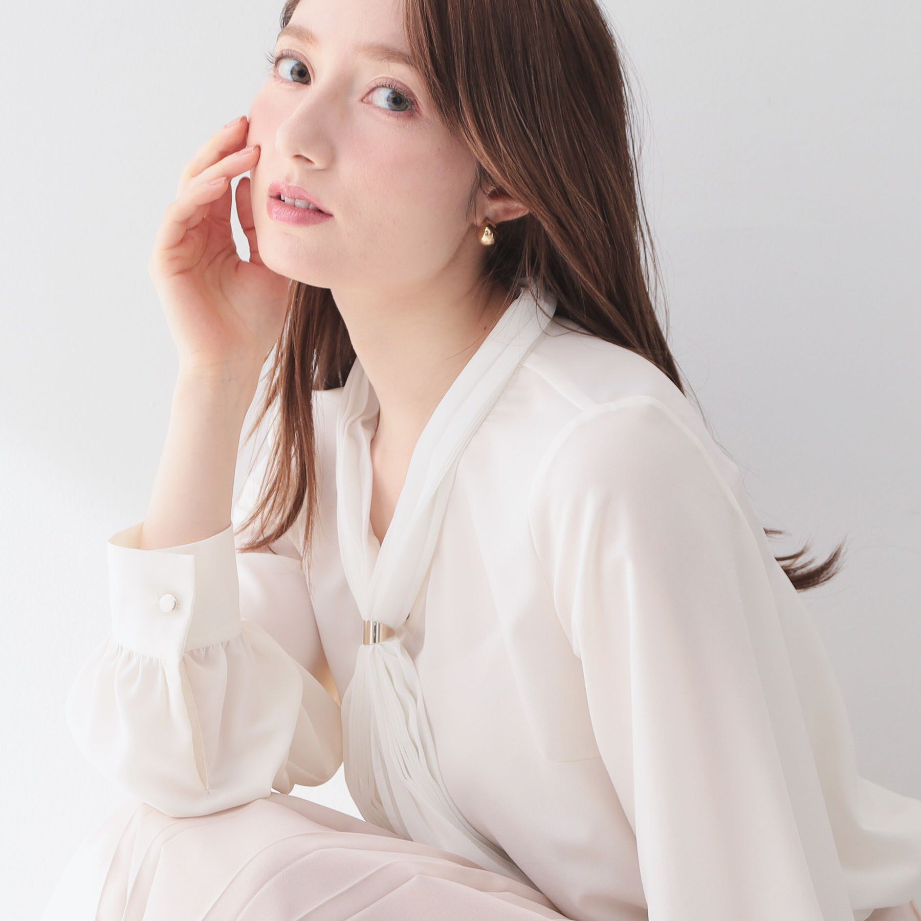 index「プリーツボウタイジョーゼットブラウス【洗濯機OK/イージーアイロン/防シワ】」|シャツ・ブラウス|オフホワイト(003