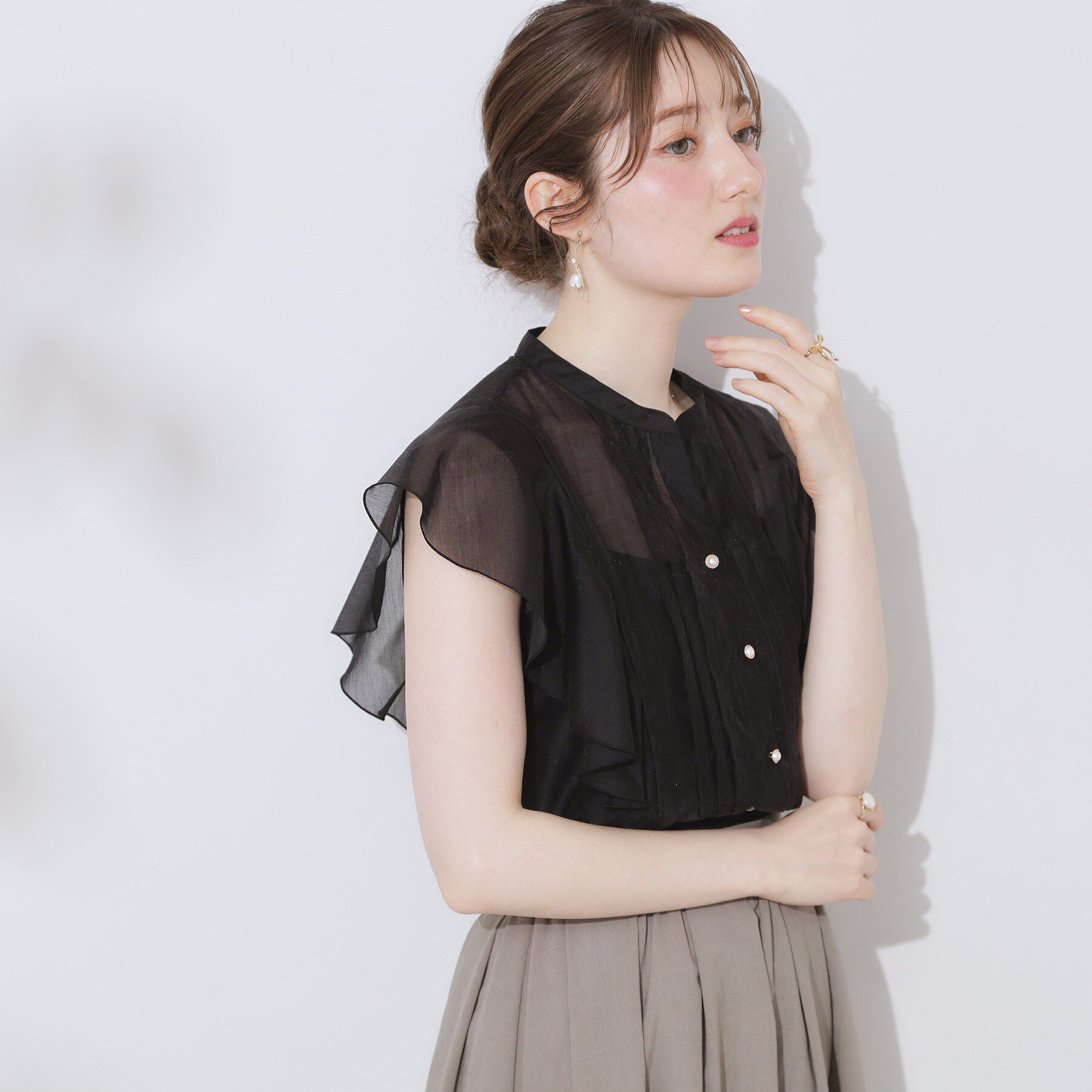 Couture broach「【洗える・オシャレな透け感】タックデザインフレア袖シアーブラウス」|シャツ・ブラウス|