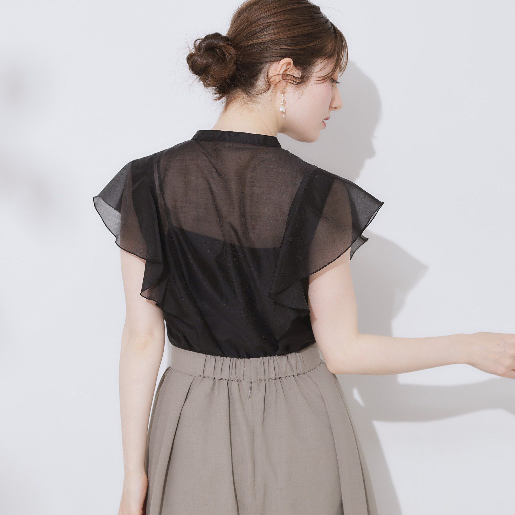 Couture broach「【洗える・オシャレな透け感】タックデザインフレア袖シアーブラウス」|シャツ・ブラウス|