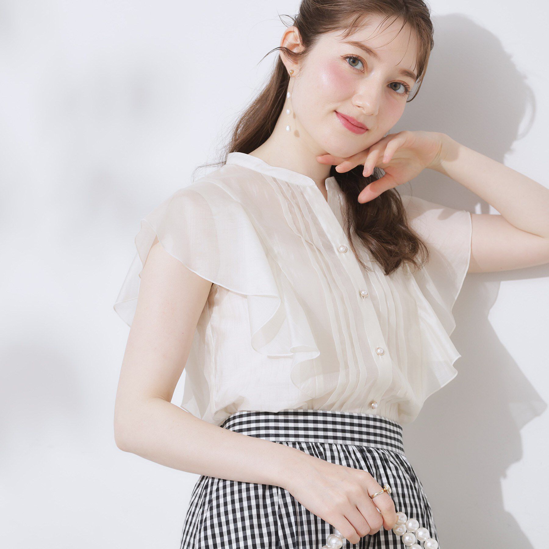 Couture broach「【洗える・オシャレな透け感】タックデザインフレア袖シアーブラウス」|シャツ・ブラウス|