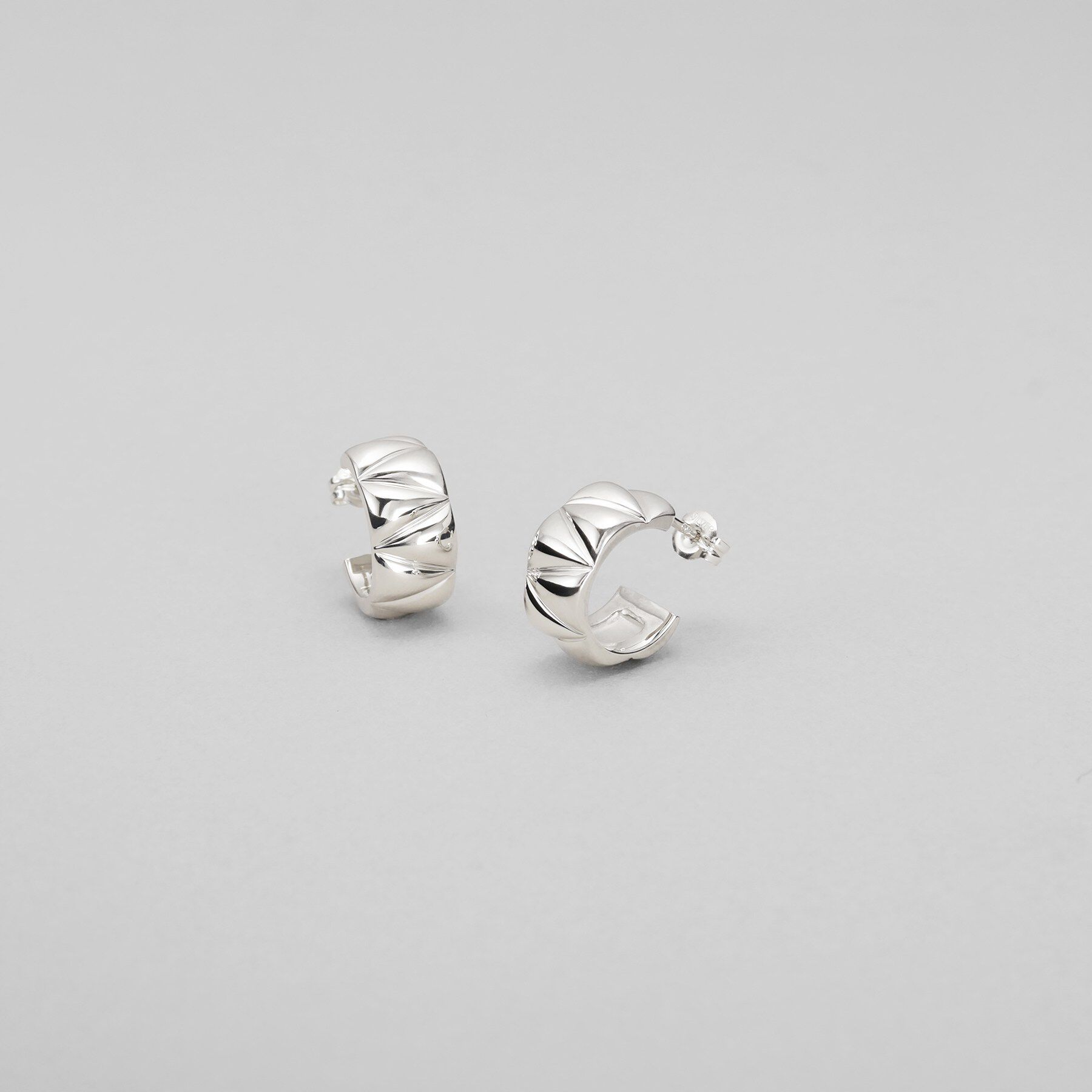 COCOSHNIK ONKITSCH「シルバー キルトフープピアス」|ピアス|