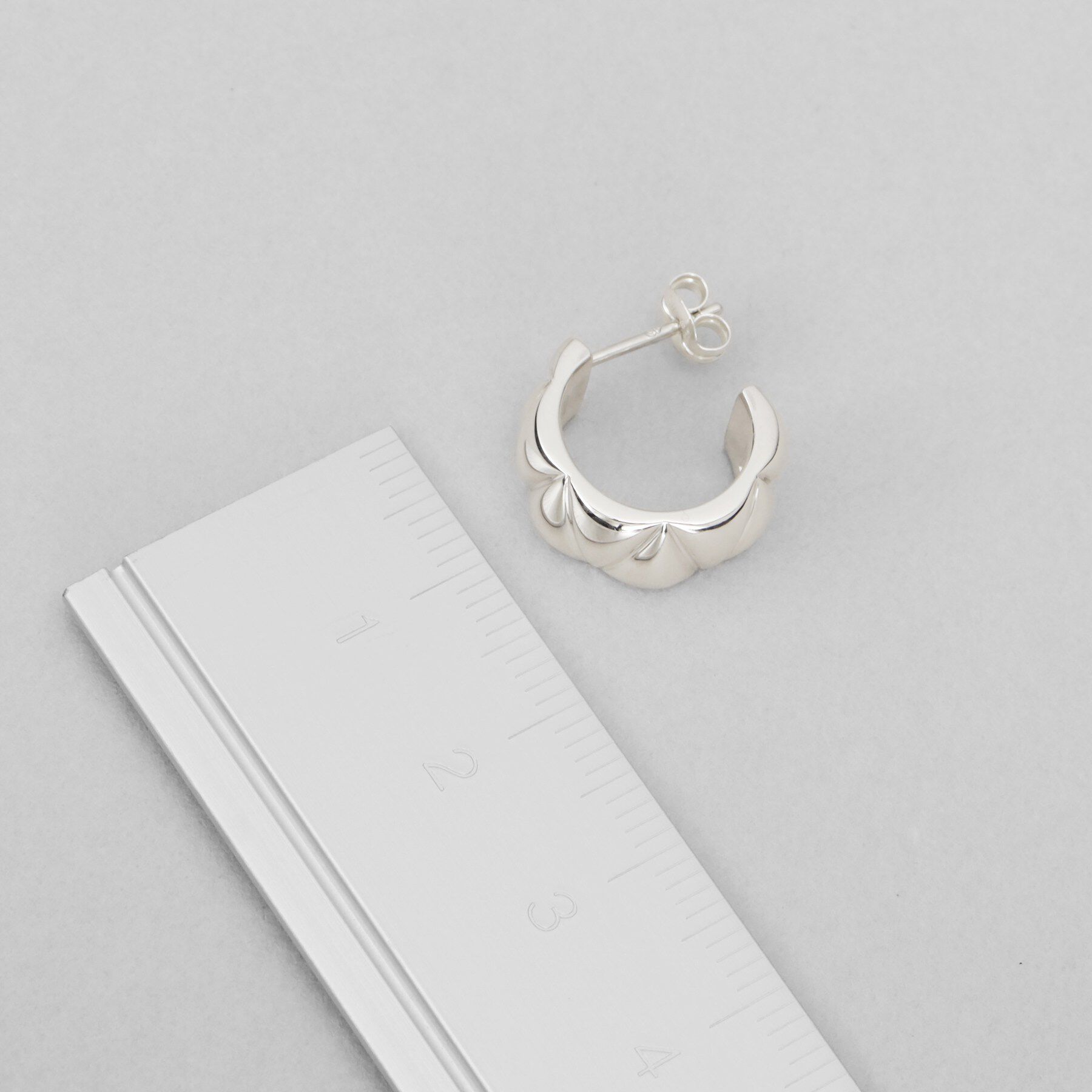 COCOSHNIK ONKITSCH「シルバー キルトフープピアス」|ピアス|