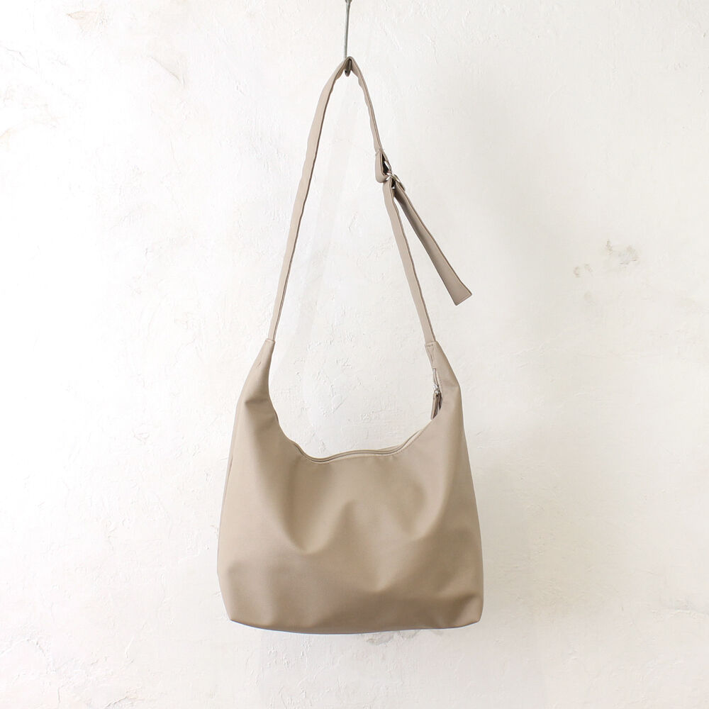 BACKYARD FAMILY「ショルダーバッグ レディース 通販 ワンショルダーバッグ フェイクレザー 斜め掛けバッグ 大容量」|ショルダー・メッセンジャー|ベージュ1