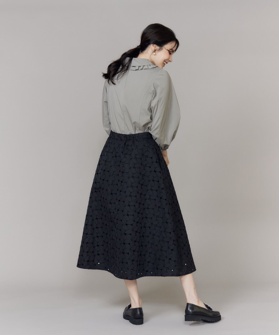 Maglie le cassetto「シルキーストレッチ衿フリルブラウス」|シャツ・ブラウス|