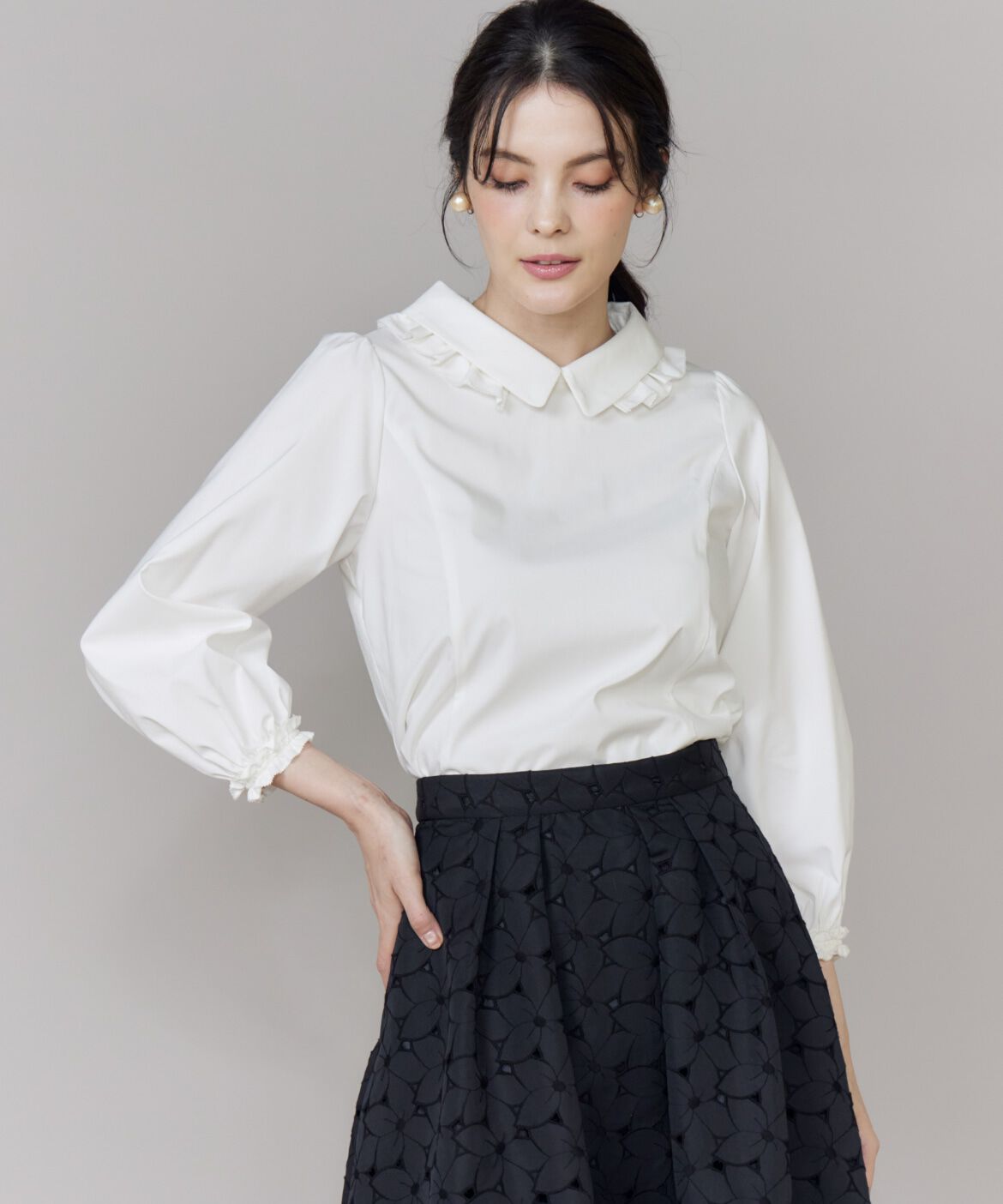 Maglie le cassetto「シルキーストレッチ衿フリルブラウス」|シャツ・ブラウス|オフホワイト1