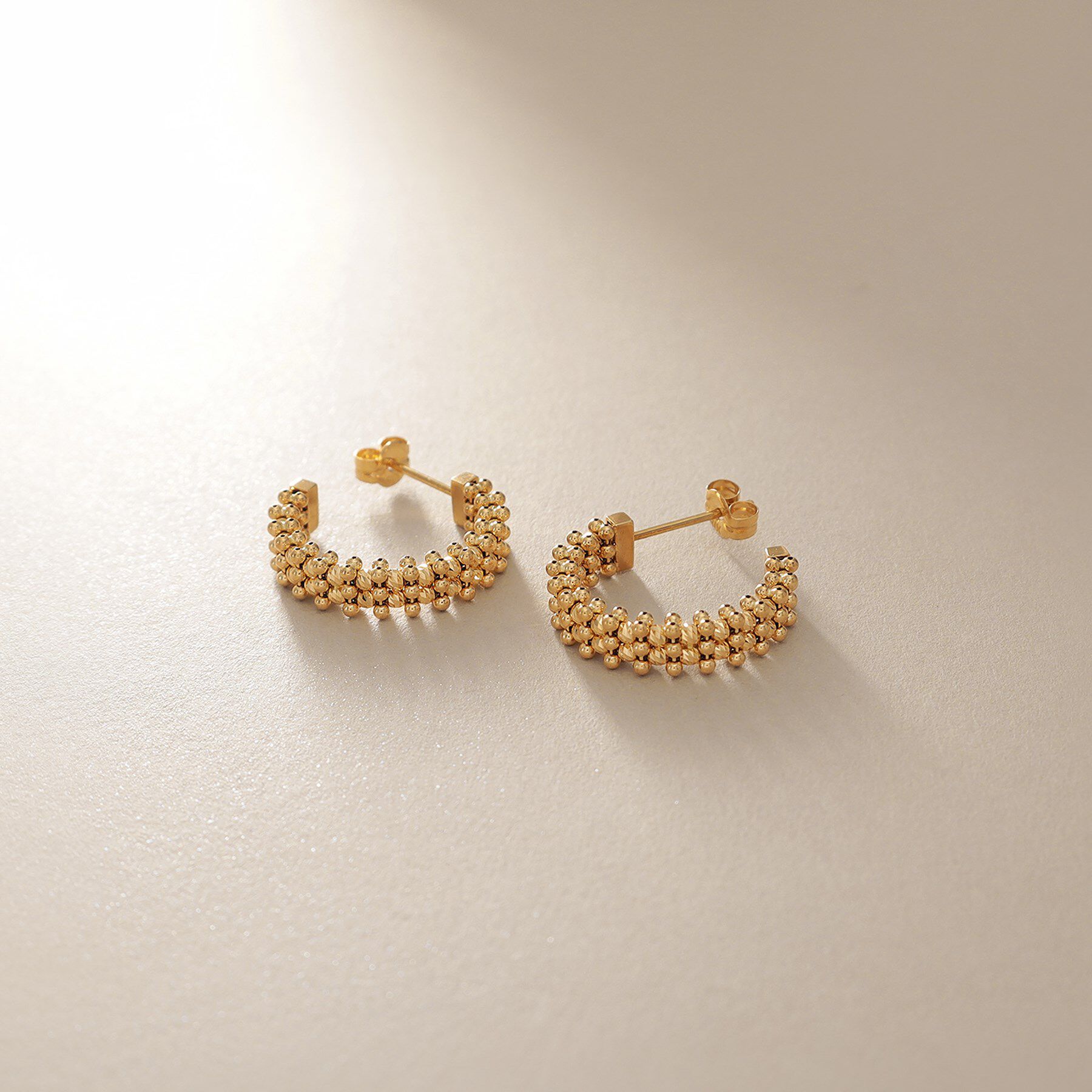 COCOSHNIK「K18ハニーカットボールフープ スタッドピアス」|ピアス|イエローゴールド(1