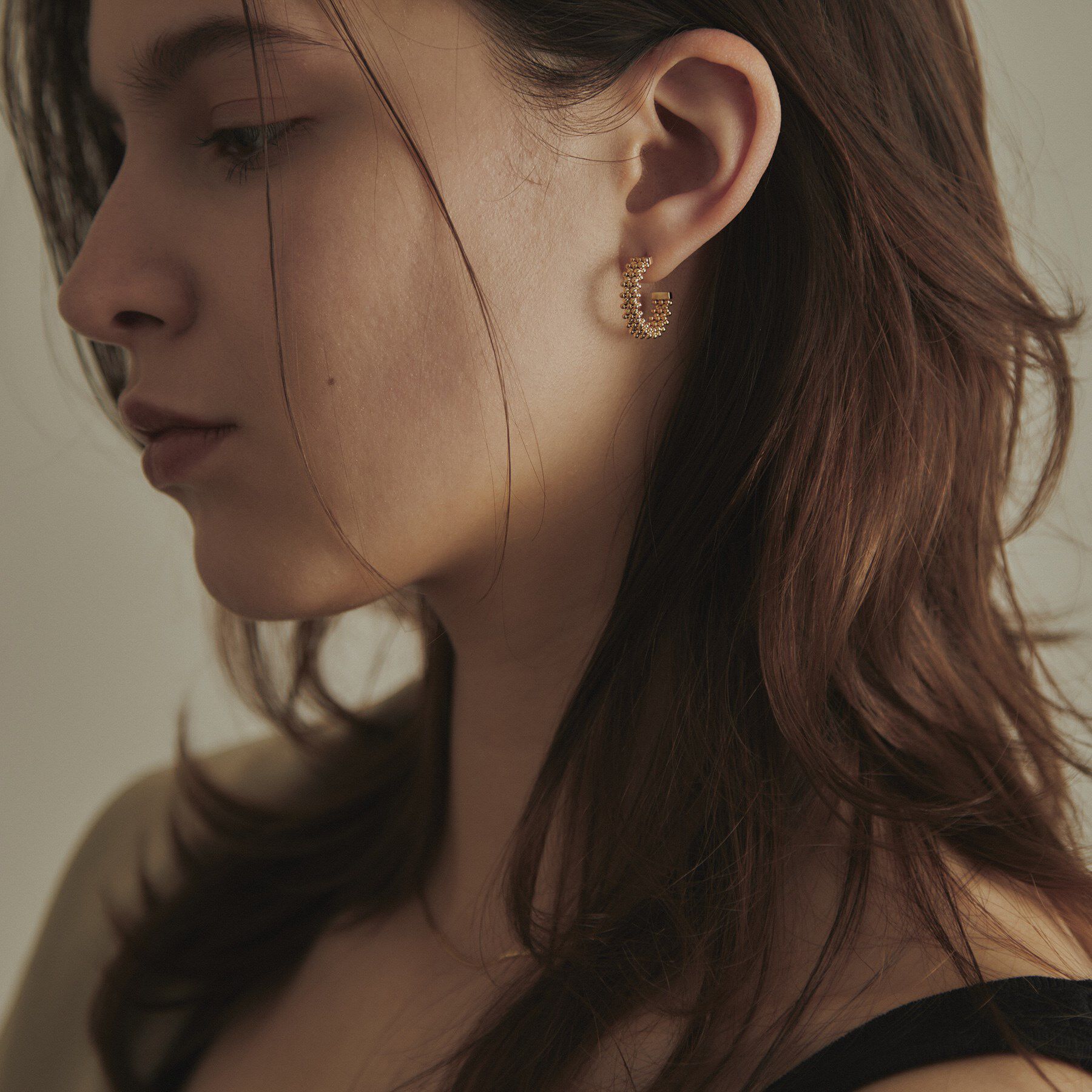 COCOSHNIK「K18ハニーカットボールフープ スタッドピアス」|ピアス|