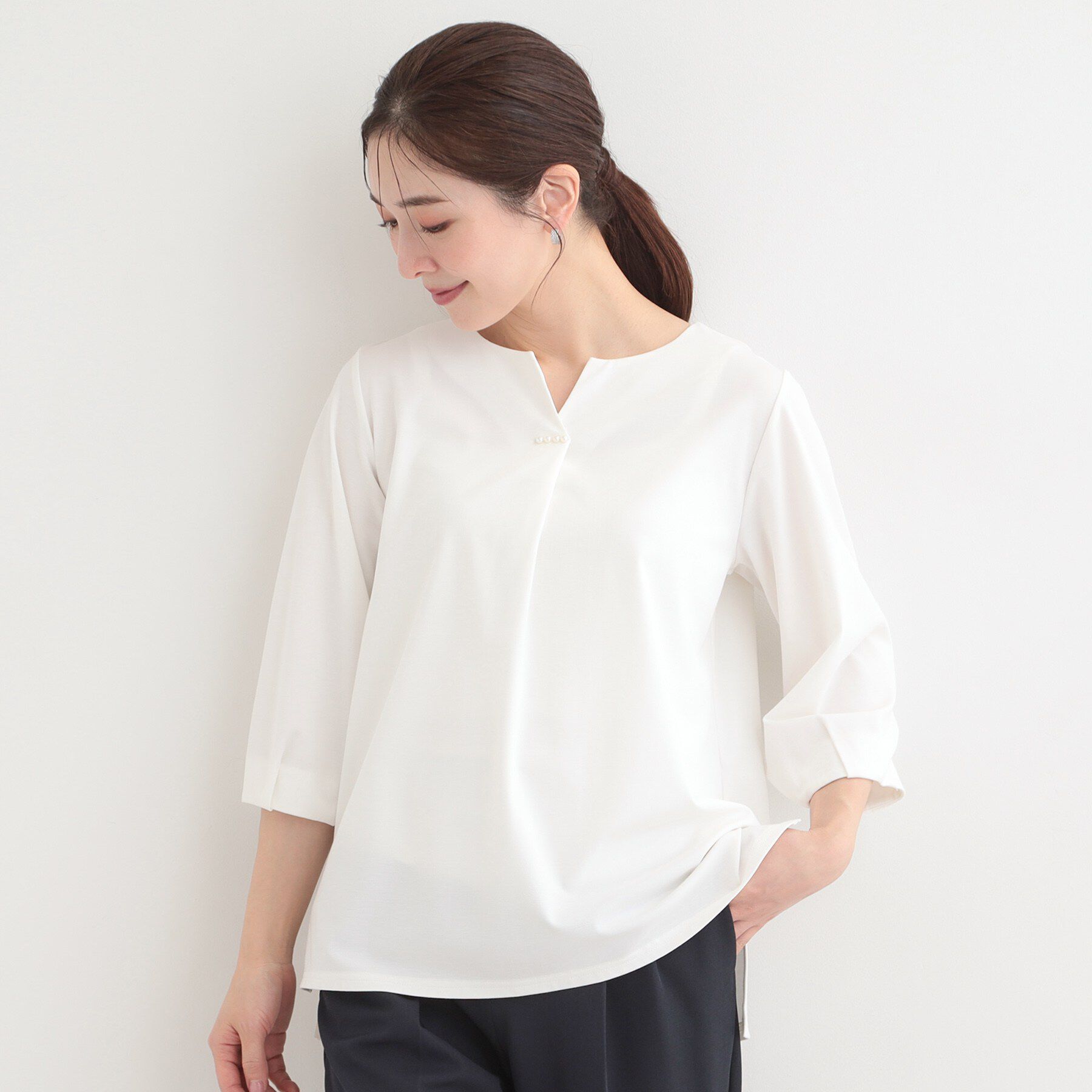 SHOO･LA･RUE「【多機能】パール調付きカットブラウス」|シャツ・ブラウス|