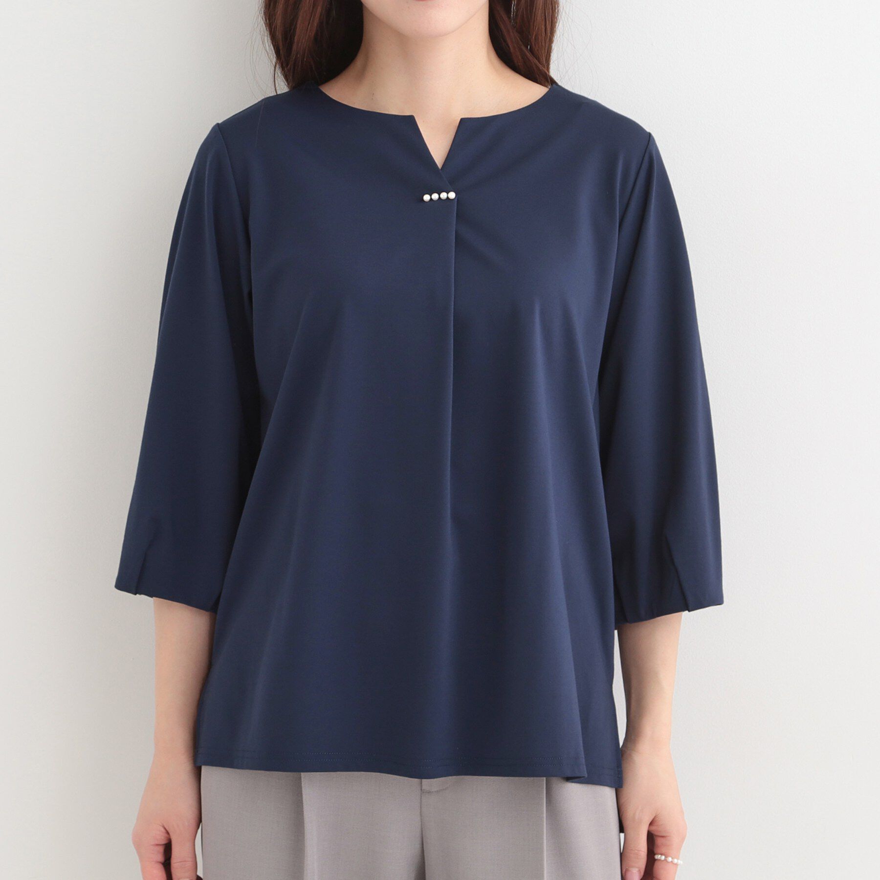 SHOO･LA･RUE「【多機能】パール調付きカットブラウス」|シャツ・ブラウス|