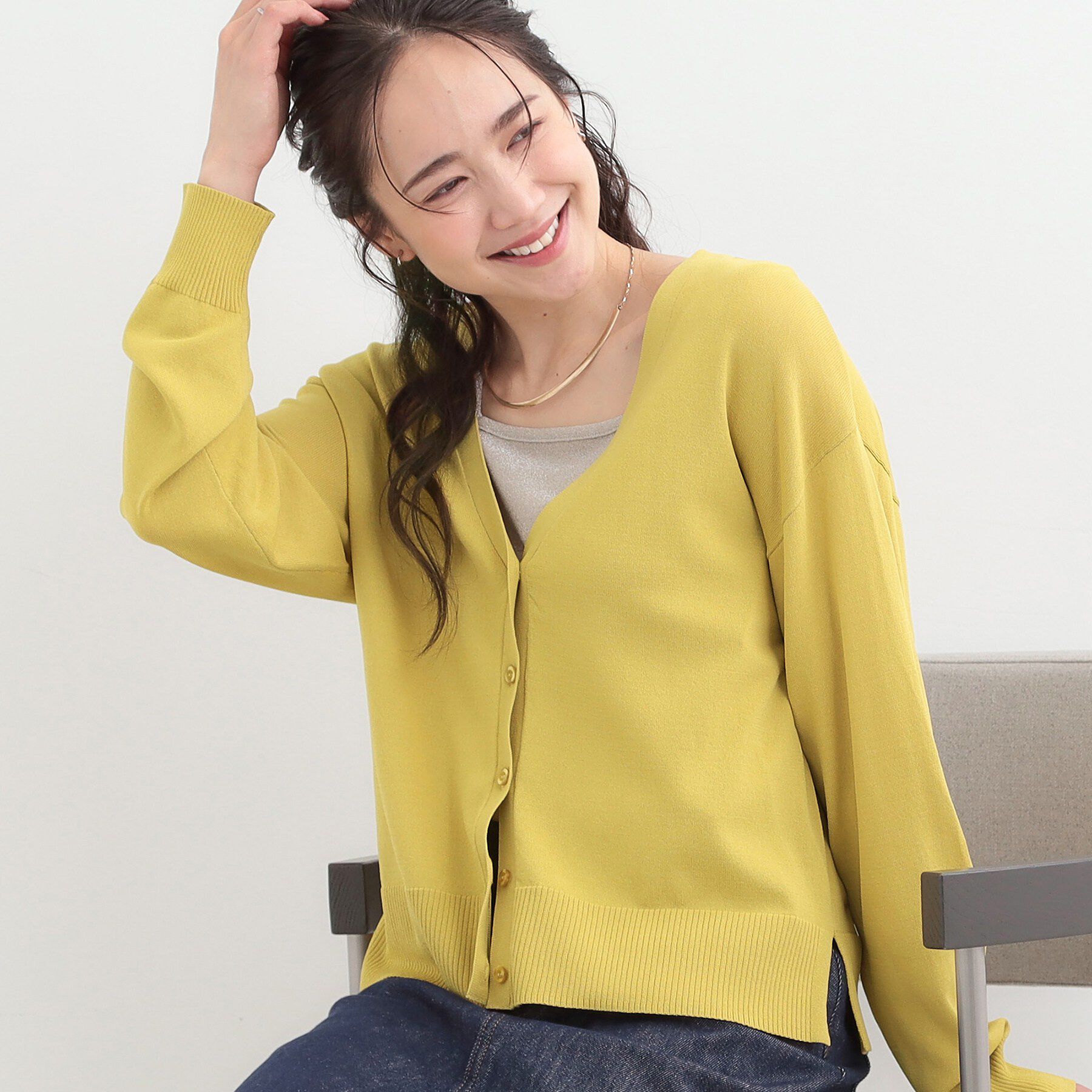 SHOO･LA･RUE「【洗濯機可/ひんやり/UV】さらっとしたタッチが心地よい ショートVカーディガン」|カーディガン|マスタード(033)