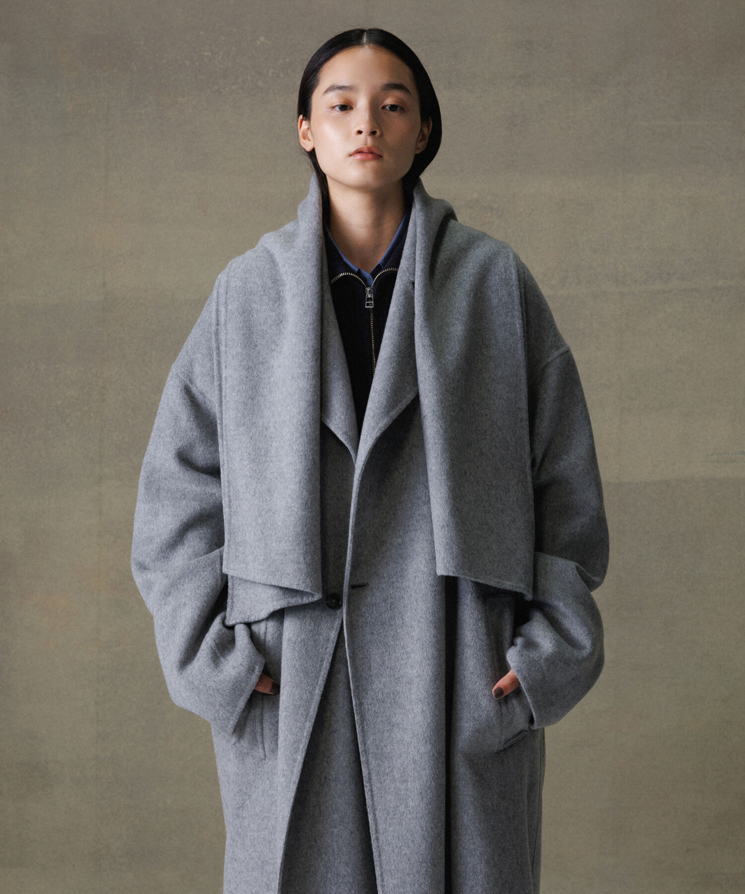 ADAM ET ROPE'「《マフラー付き》メリノウール ダブルフェイス セミダブル オーバー コート / 超軽量 / ユニセックス」|ステンカラーコート|ライトグレー(08)