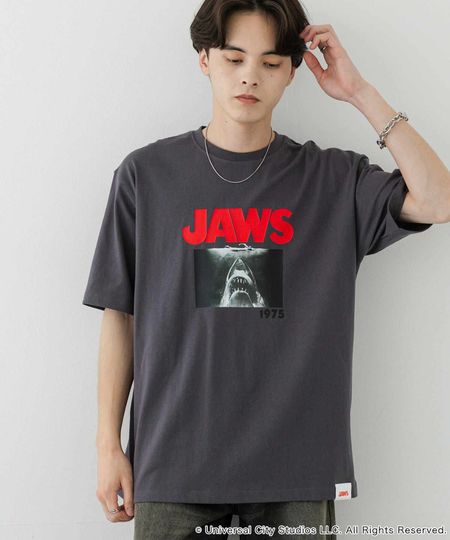 SENSE OF PLACE by URBAN RESEARCH「『別注』SENSE OF PLACE&times;JAWS　プリントT-SHIRTS/B」|Tシャツ・カットソー|チャコールグレー