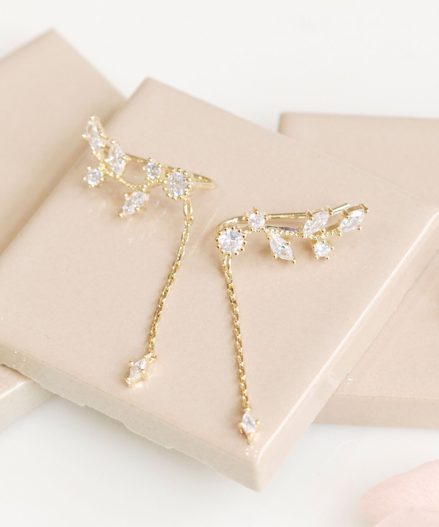 Phoebe「【シリーズ累計販売10000点突破！】2wayフラワリービジューピアス&イヤリング　ゴールド」|ピアス|