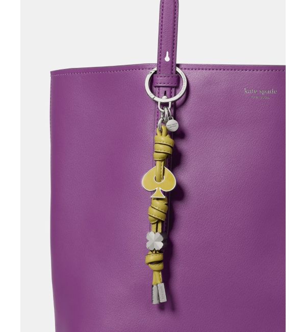 kate spade new york「スペード ロゴ エナメル ノット バッグ チャーム」|財布|