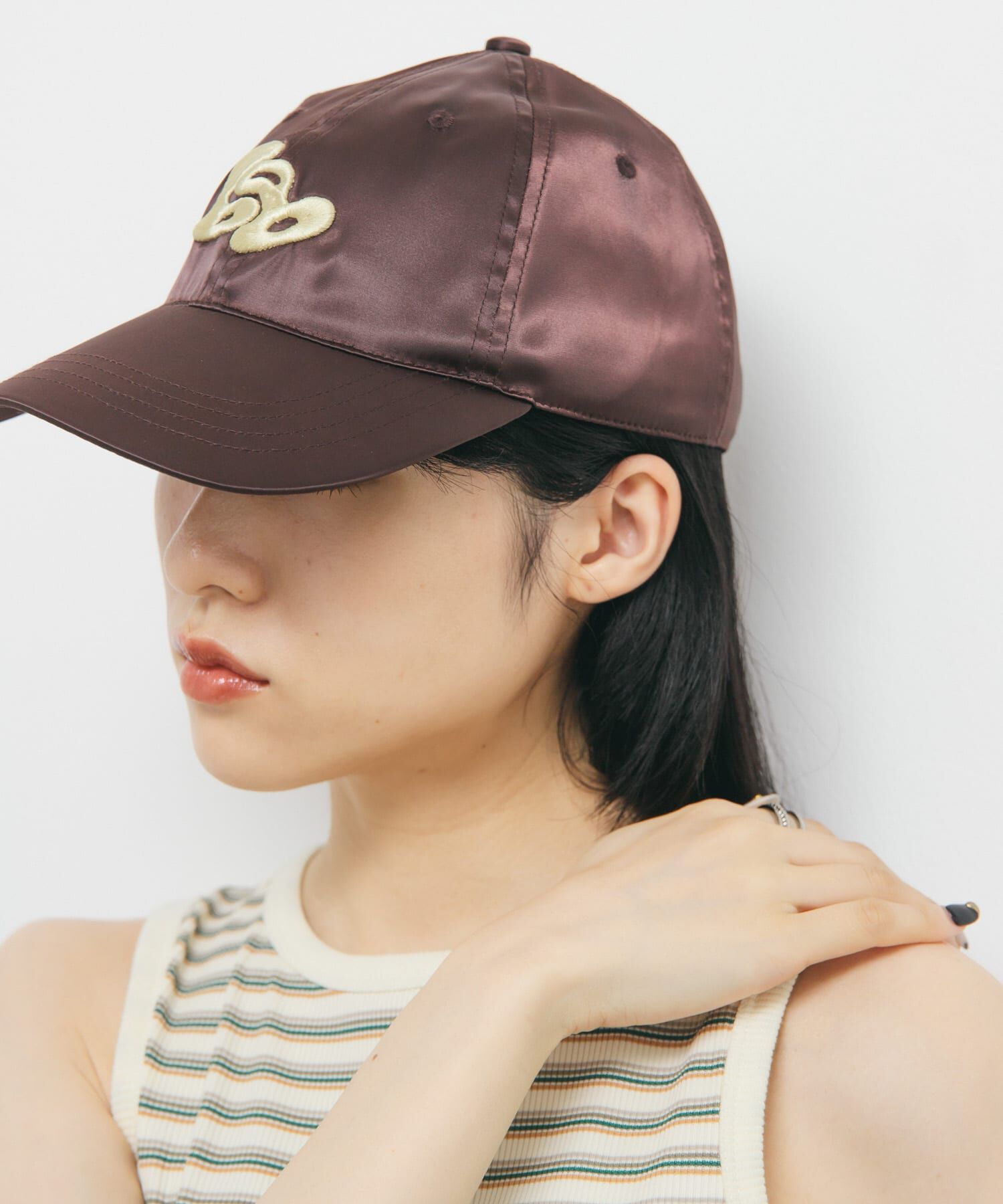  「プランプエンブロイダリーサテンCAP」|キャップ・キャスケット|