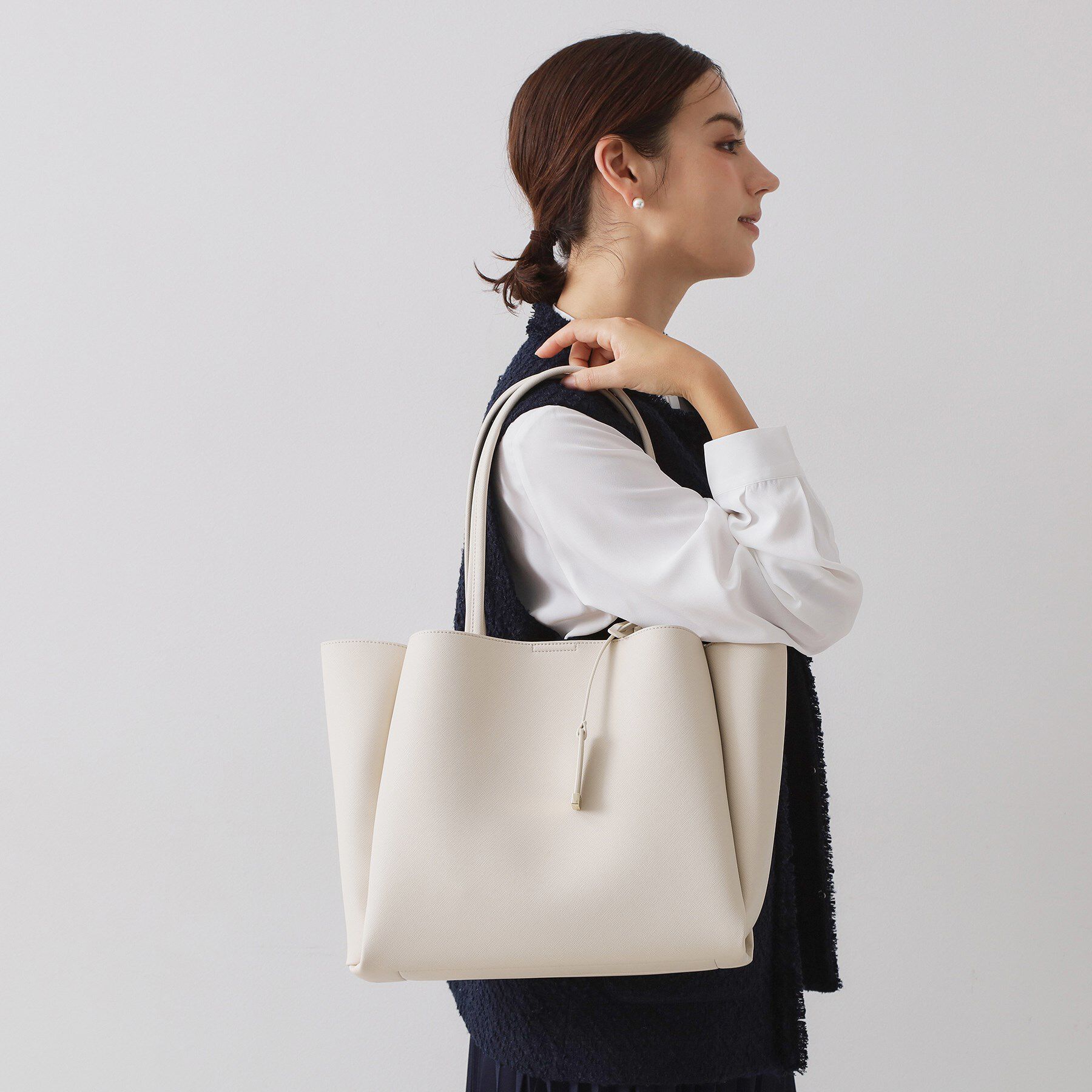 OPAQUE.CLIP「【軽量／A4サイズ対応】サフィアーノ調3層トートバッグ」|トートバッグ|アイボリー(004)