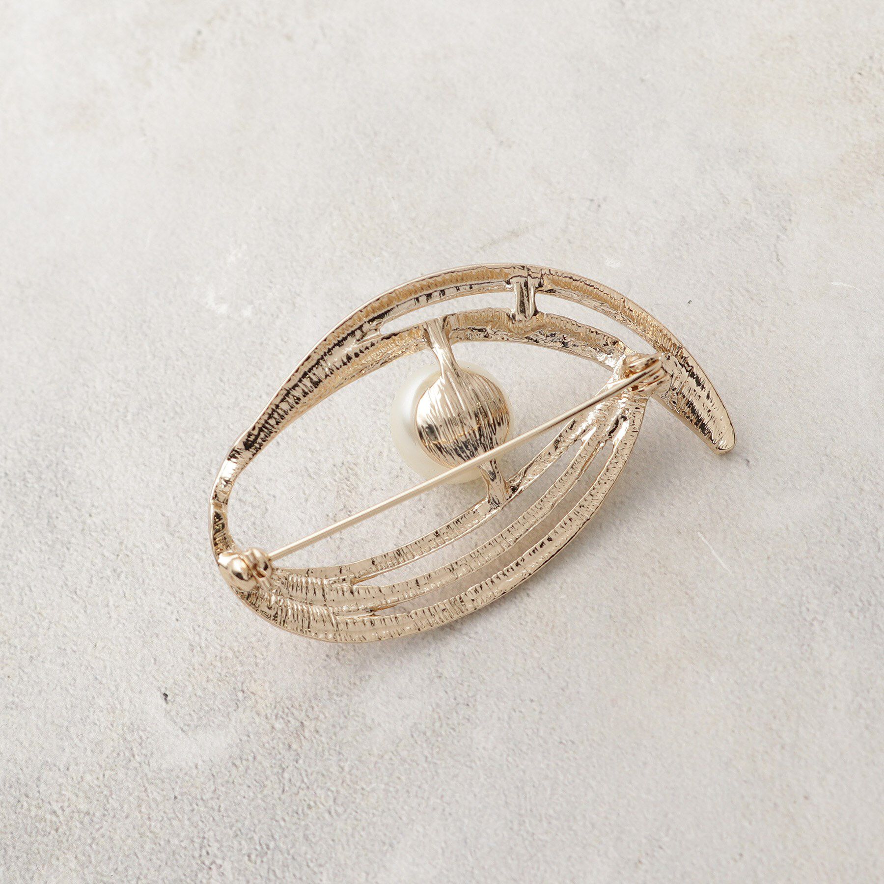 OPAQUE.CLIP「フェイクパール&times;ビジュー ニュアンスラインブローチ」|ブローチ・コサージュ|