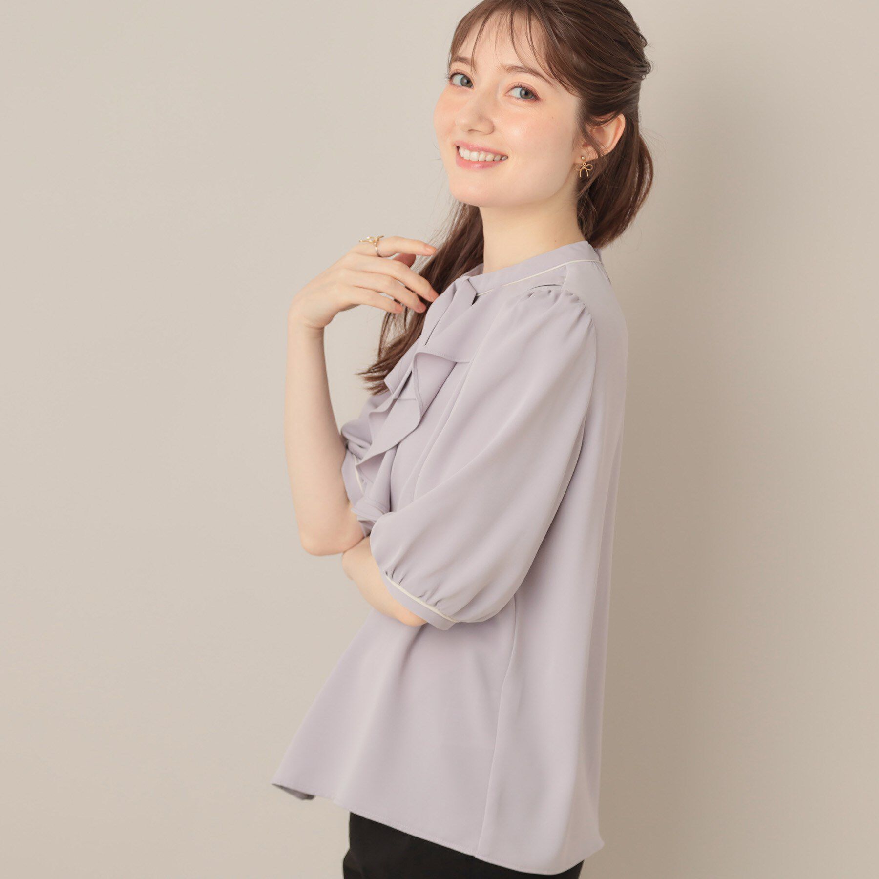 Couture broach「【華やか・5分袖・通勤】配色フリルタイブラウス」|シャツ・ブラウス|