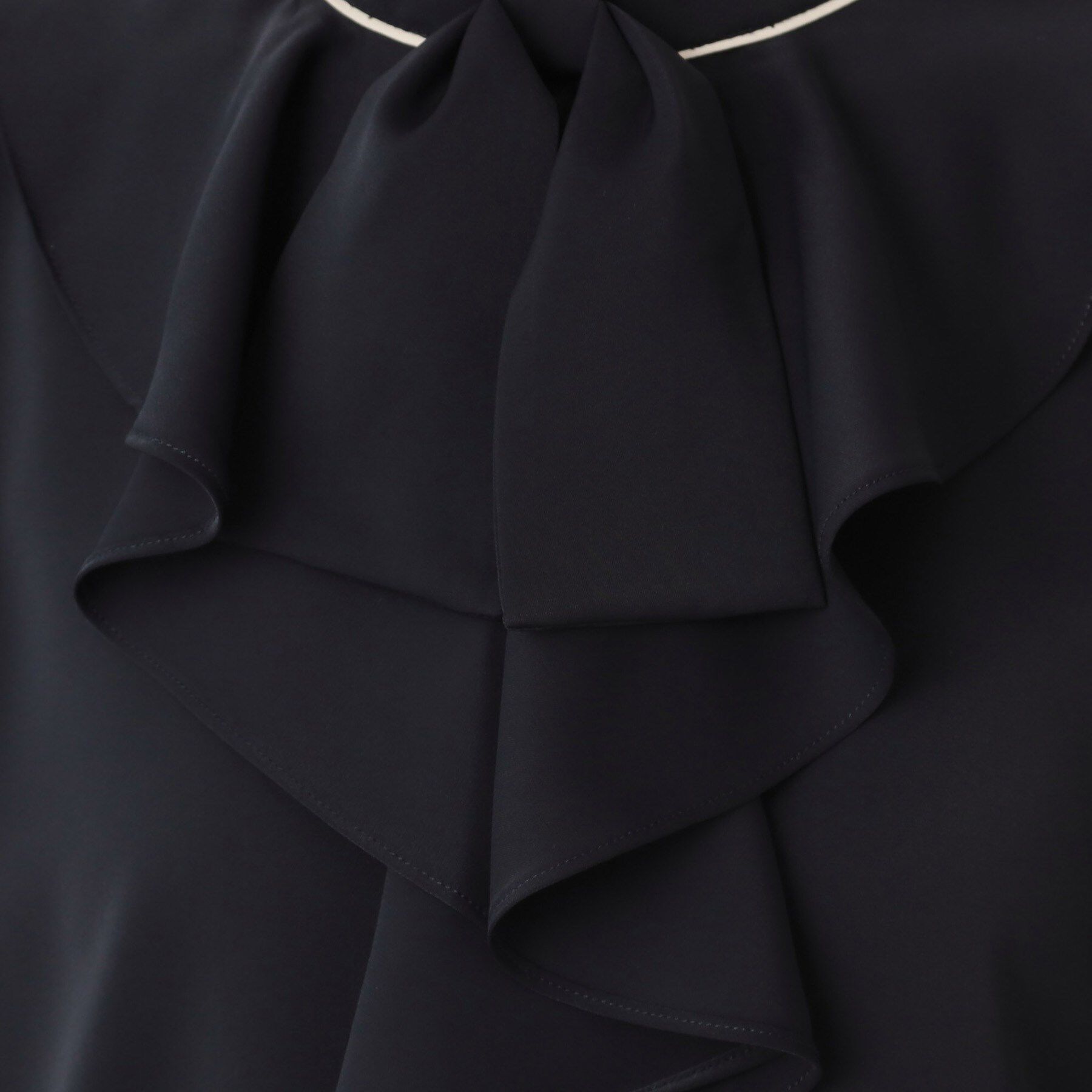 Couture broach「【華やか・5分袖・通勤】配色フリルタイブラウス」|シャツ・ブラウス|