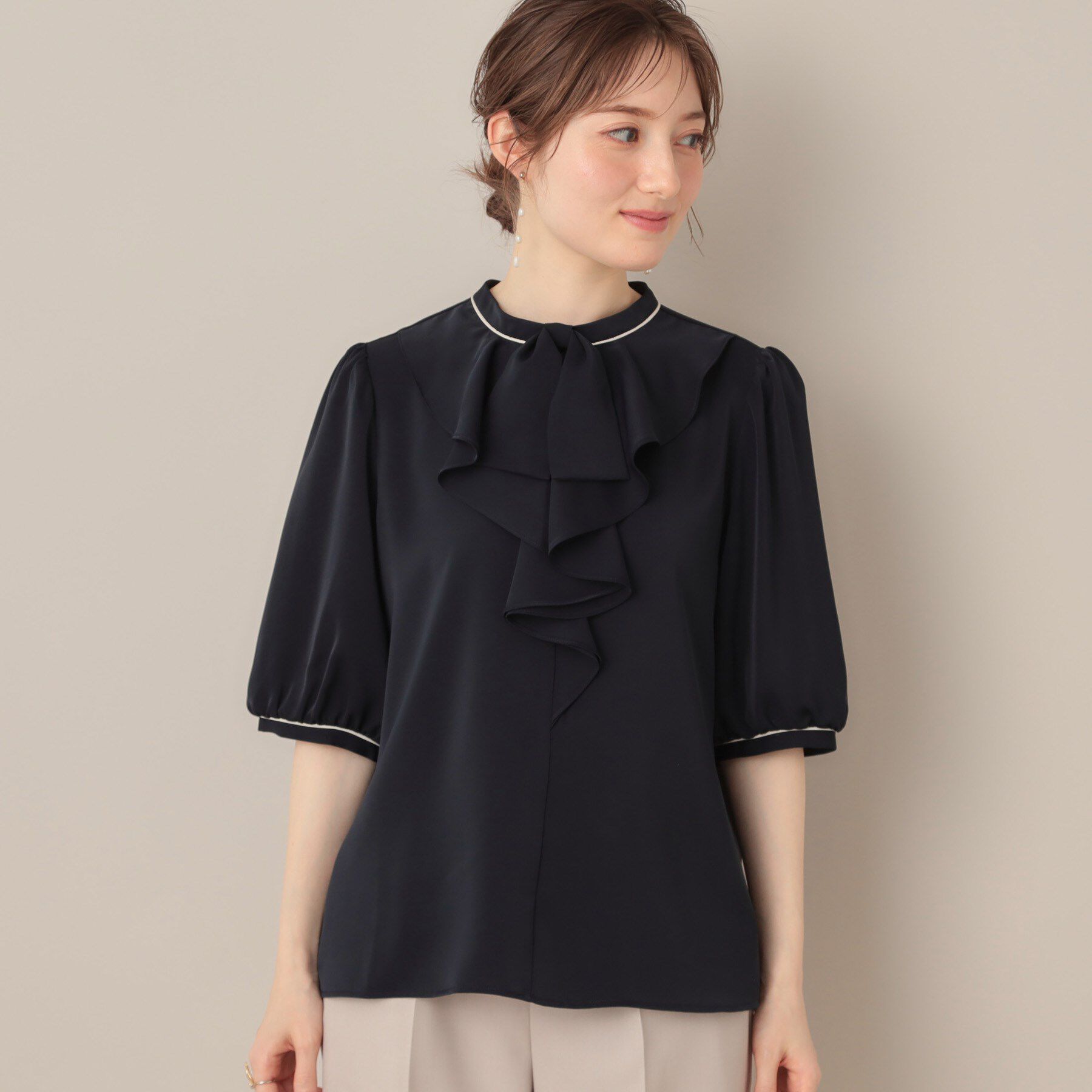Couture broach「【華やか・5分袖・通勤】配色フリルタイブラウス」|シャツ・ブラウス|