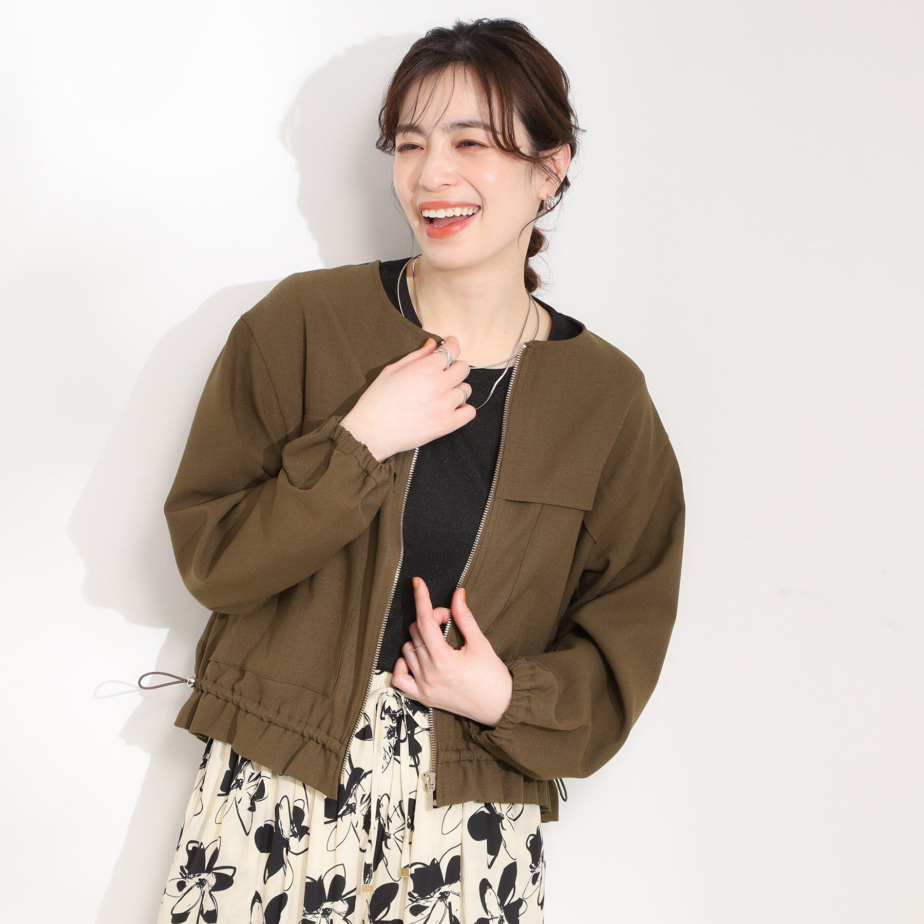 SHOO･LA･RUE「【S-LL】裾のフリルが大人かわいい　ドロストノーカラーブルゾン」|ブルゾン・スタジャン|