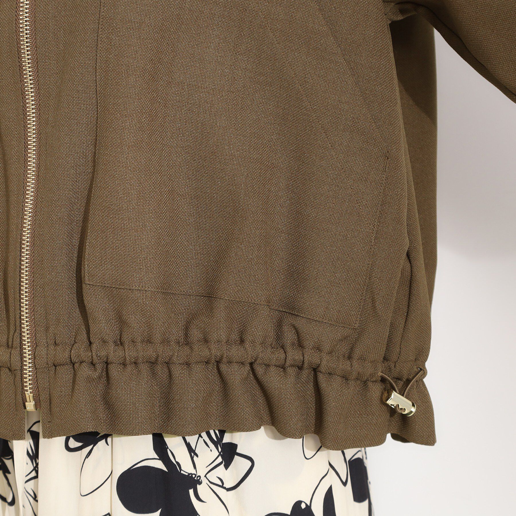 SHOO･LA･RUE「【S-LL】裾のフリルが大人かわいい　ドロストノーカラーブルゾン」|ブルゾン・スタジャン|