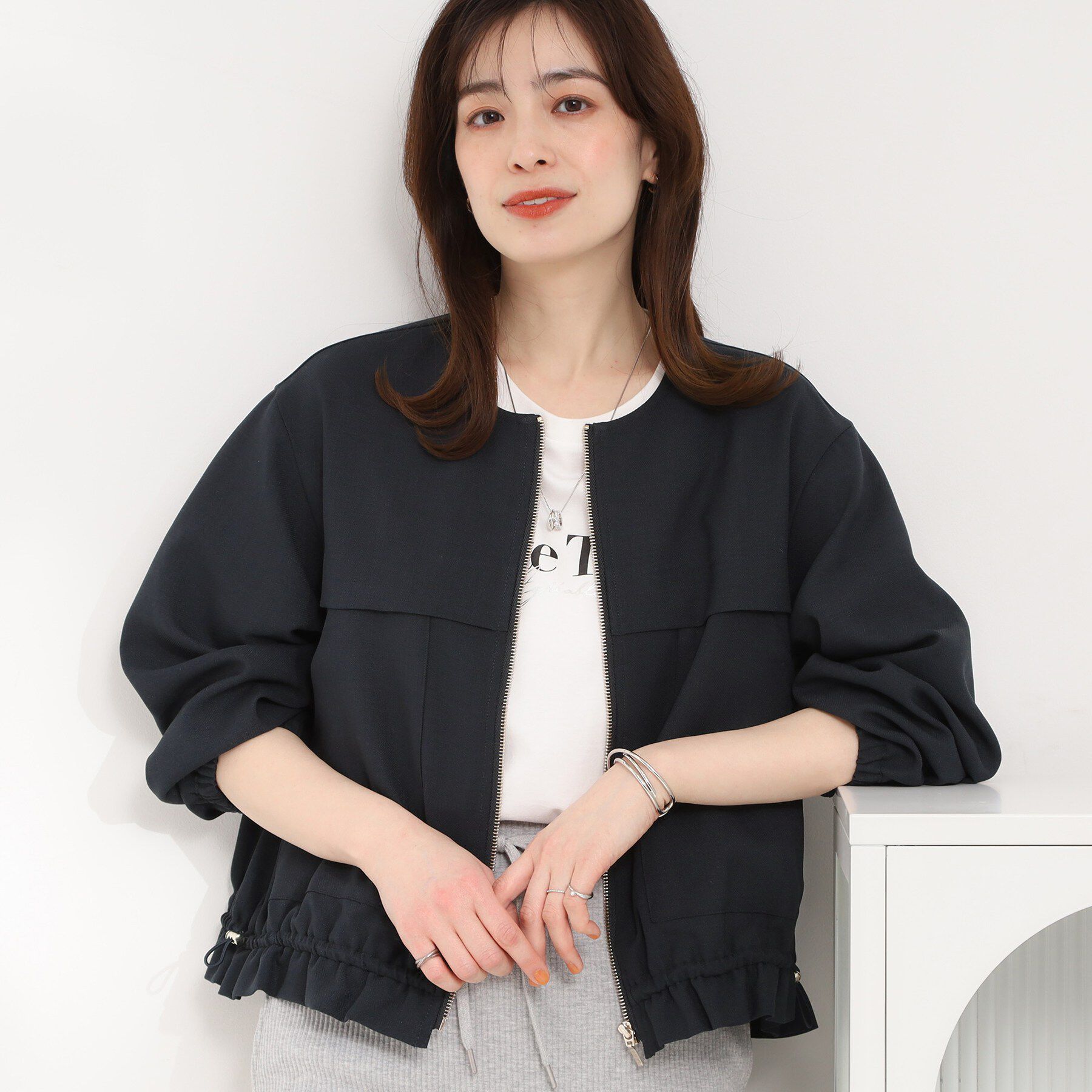 SHOO･LA･RUE「【S-LL】裾のフリルが大人かわいい　ドロストノーカラーブルゾン」|ブルゾン・スタジャン|ネイビー(094)
