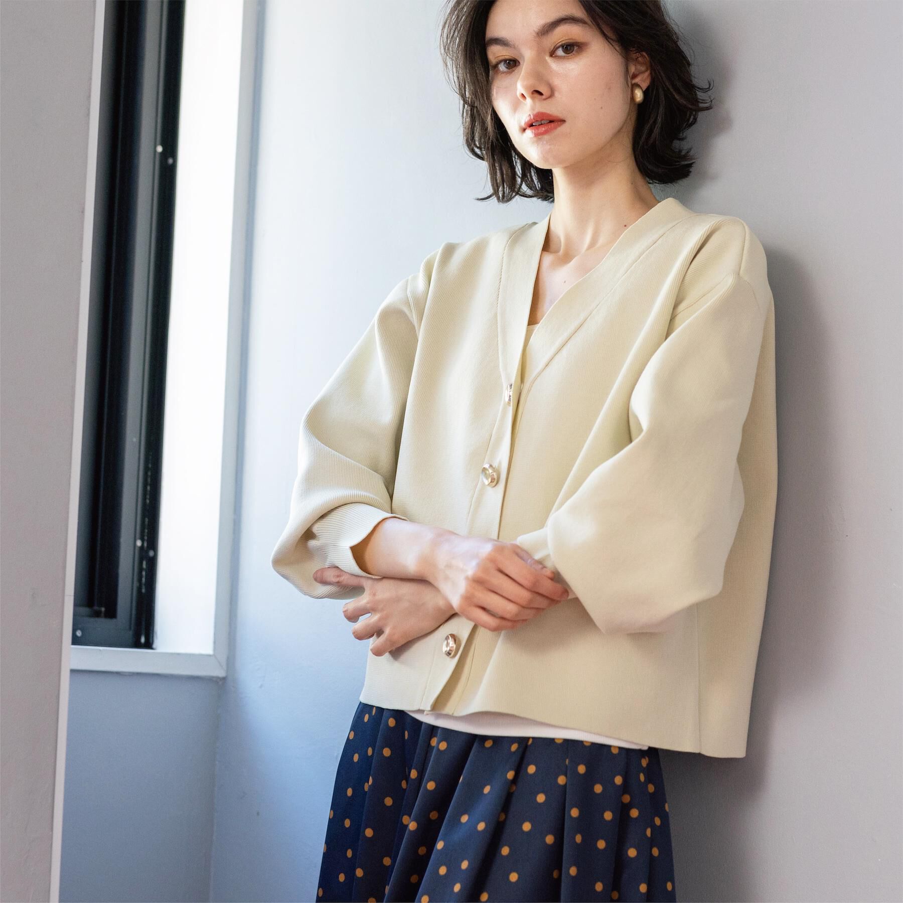 OPAQUE.CLIP「ゴールドビックボタンVネックニットカーディガン【洗濯機OK】」|カーディガン|