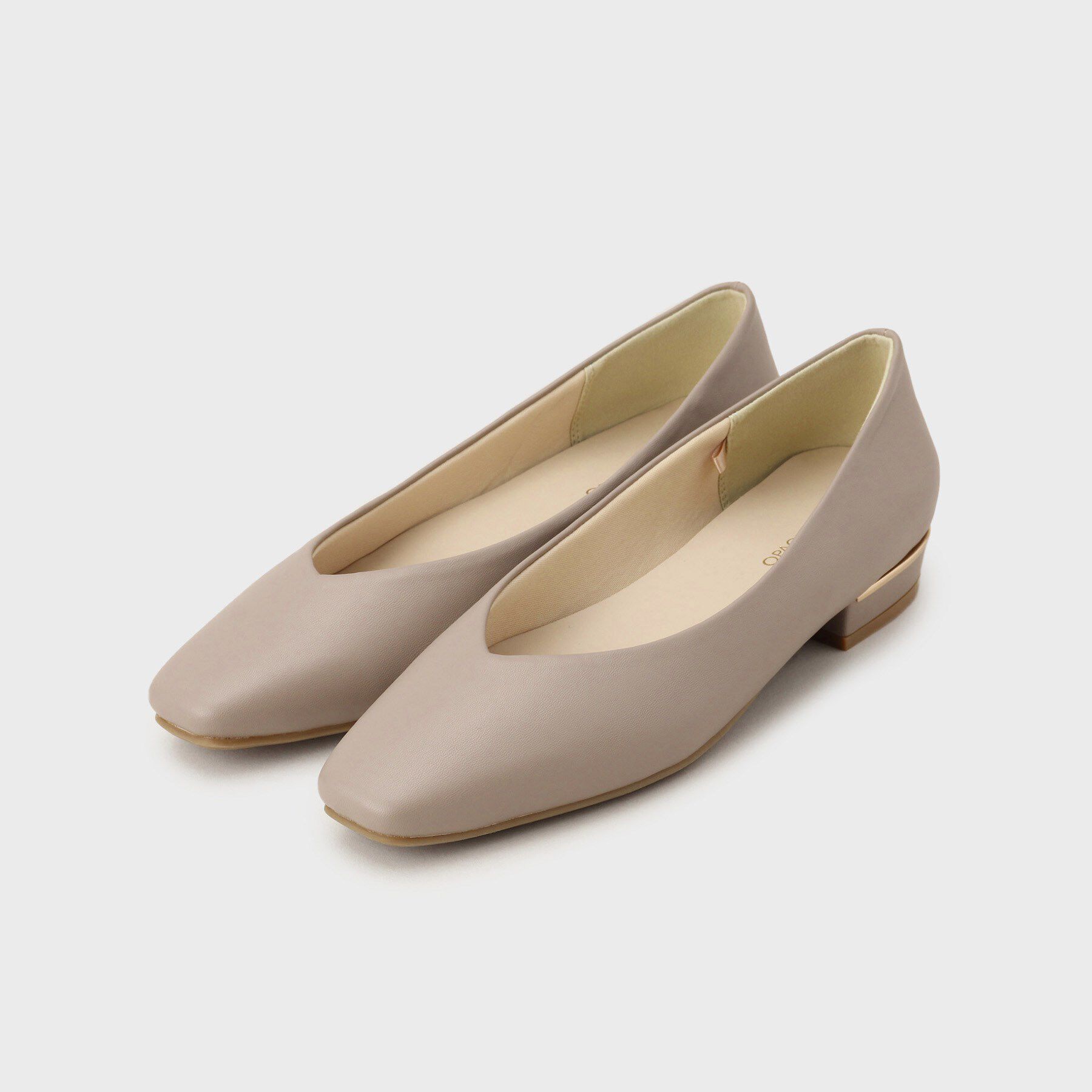 OPAQUE.CLIP「メタルパーツVフラットパンプス【抗菌防臭加工／生活防水】」|パンプス|ベージュ(052)