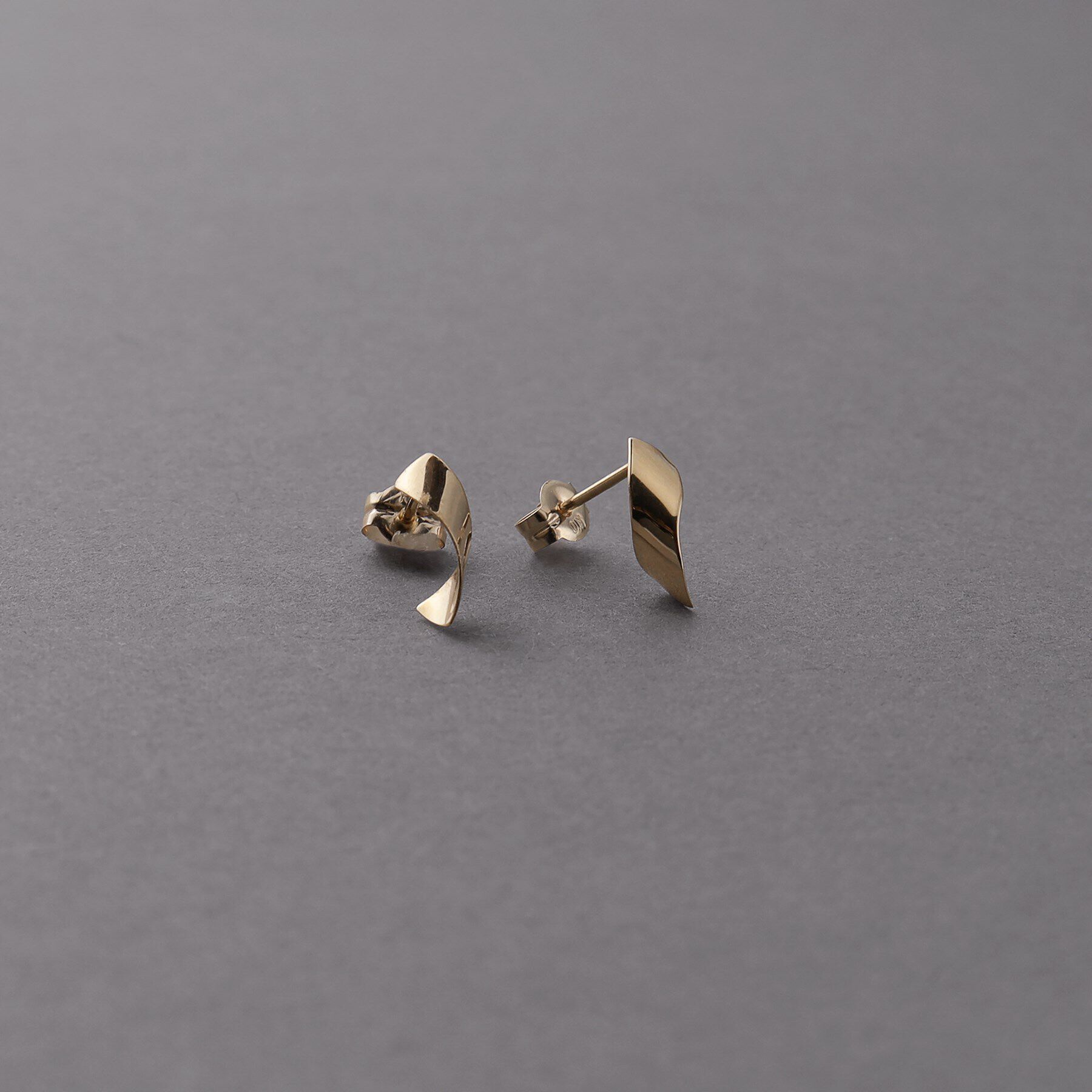 COCOSHNIK ONKITSCH「K10ツイストプレートピアス」|ピアス|イエローゴールド(1