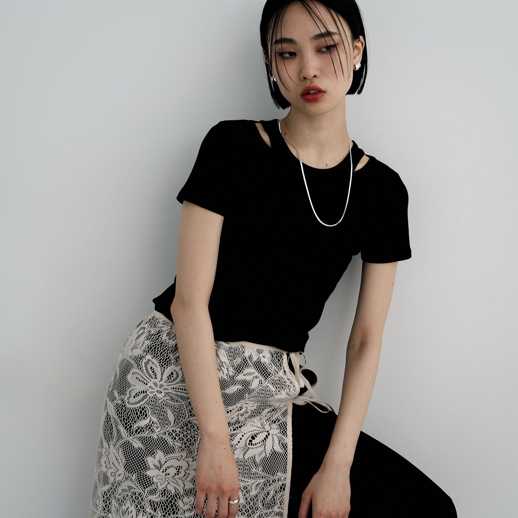 COCOSHNIK ONKITSCH「シルバー ハギーイヤリング フォールディングオーバーラップ」|イヤリング|