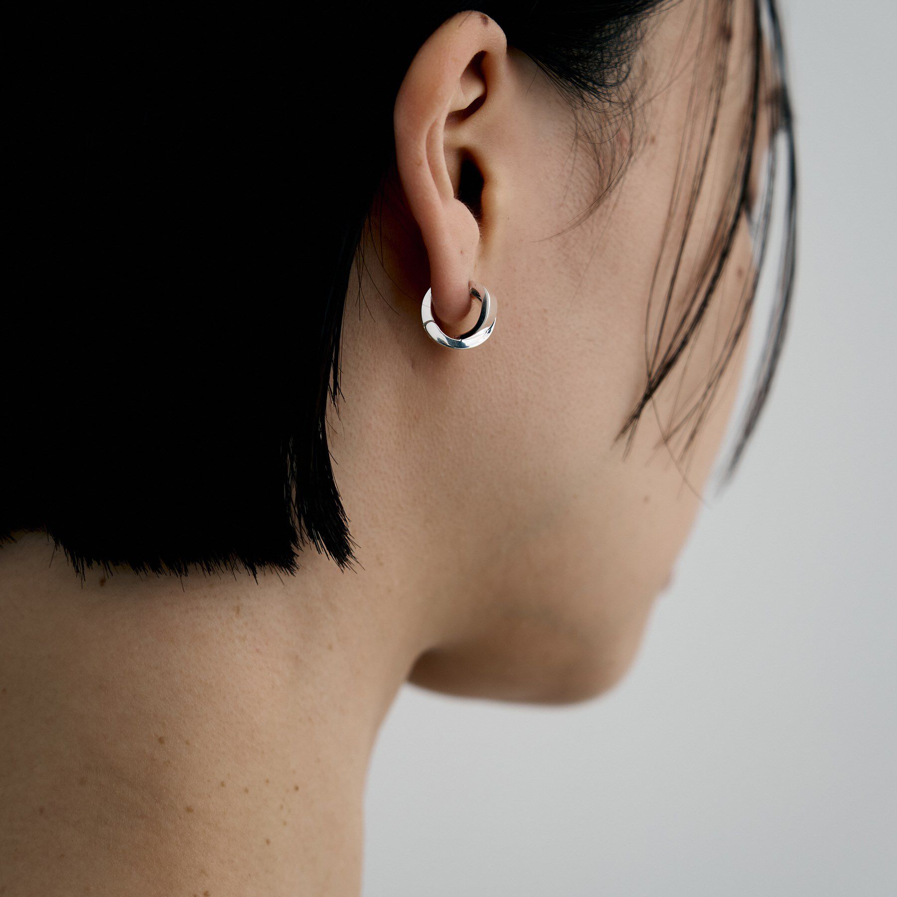 COCOSHNIK ONKITSCH「シルバー ハギーイヤリング フォールディングオーバーラップ」|イヤリング|