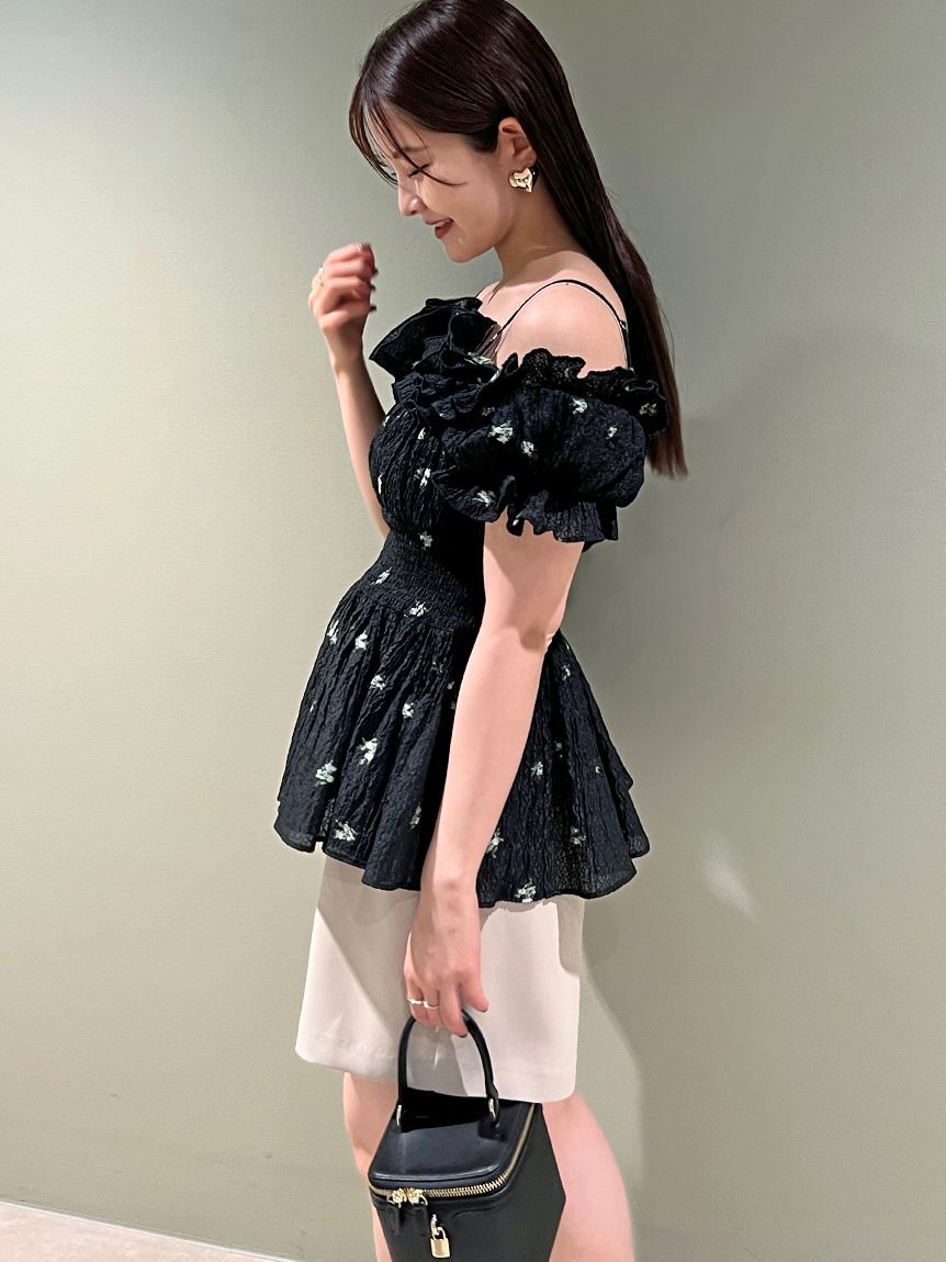 SNIDEL「オフショルフリルブラウス」|シャツ・ブラウス|