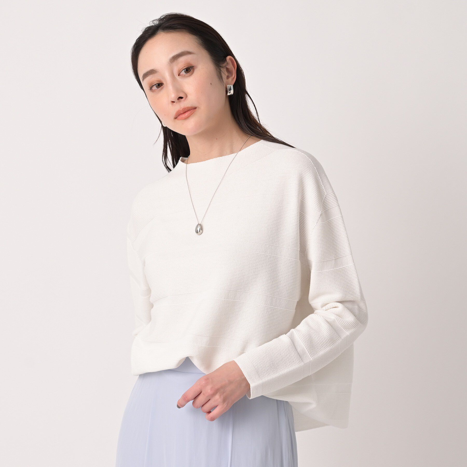 UNTITLED「【ゆったり/洗える】クロップドニットプルオーバー」|ニット・セーター|ホワイト(001)
