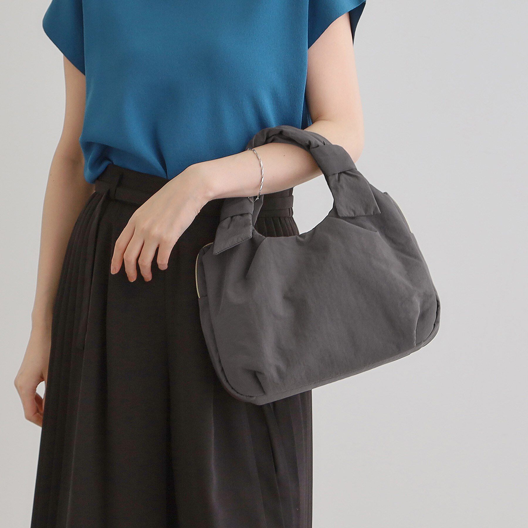 grove「【晴れの日も雨の日も】撥水アオリハンドルノットナイロン2WAYトート」|トートバッグ|チャコールグレー(0