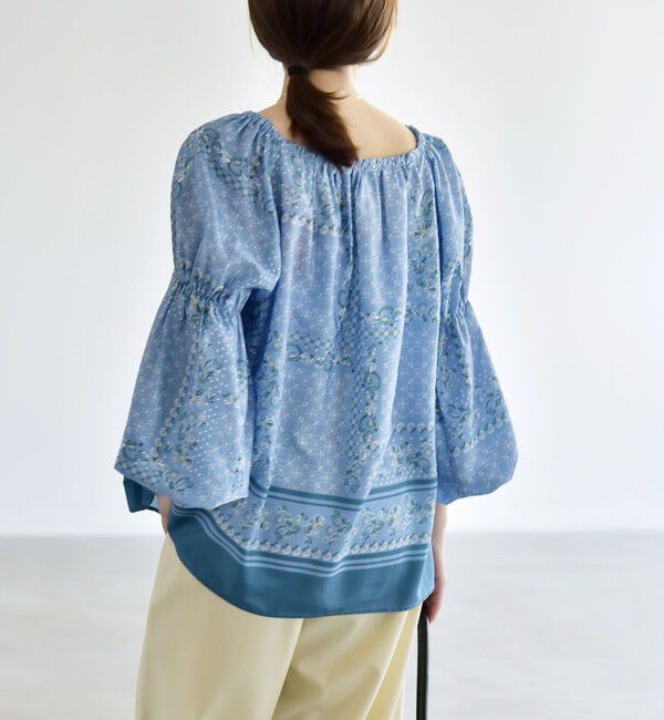 quaranciel「quaranciel:〈洗濯機可能〉フラワー スカーフ プリント ギャザー パフ ブラウス」|シャツ・ブラウス|