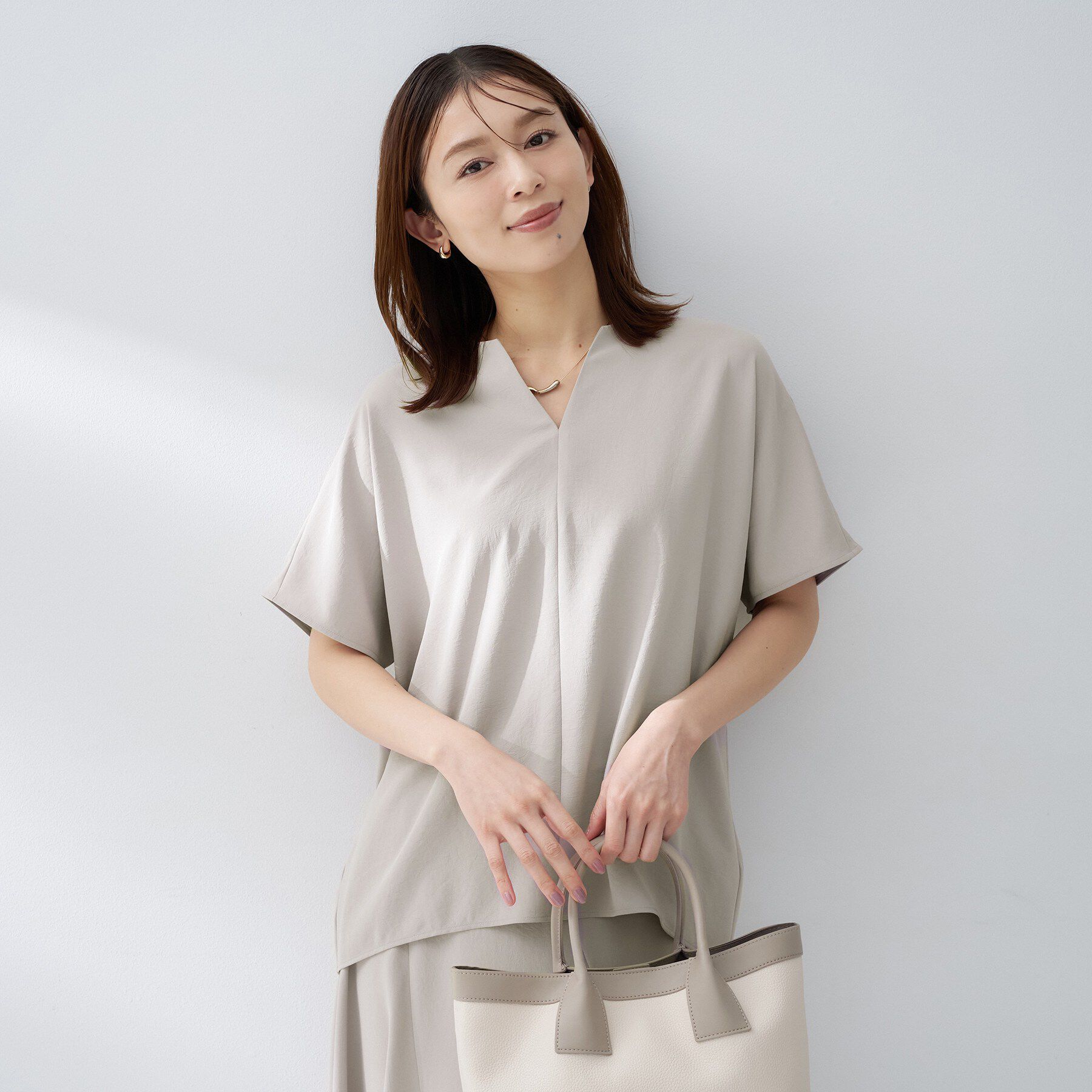 UNTITLED「【はっ水/遮熱/セットアップ可】リラクミスト キーVネックブラウス」|シャツ・ブラウス|